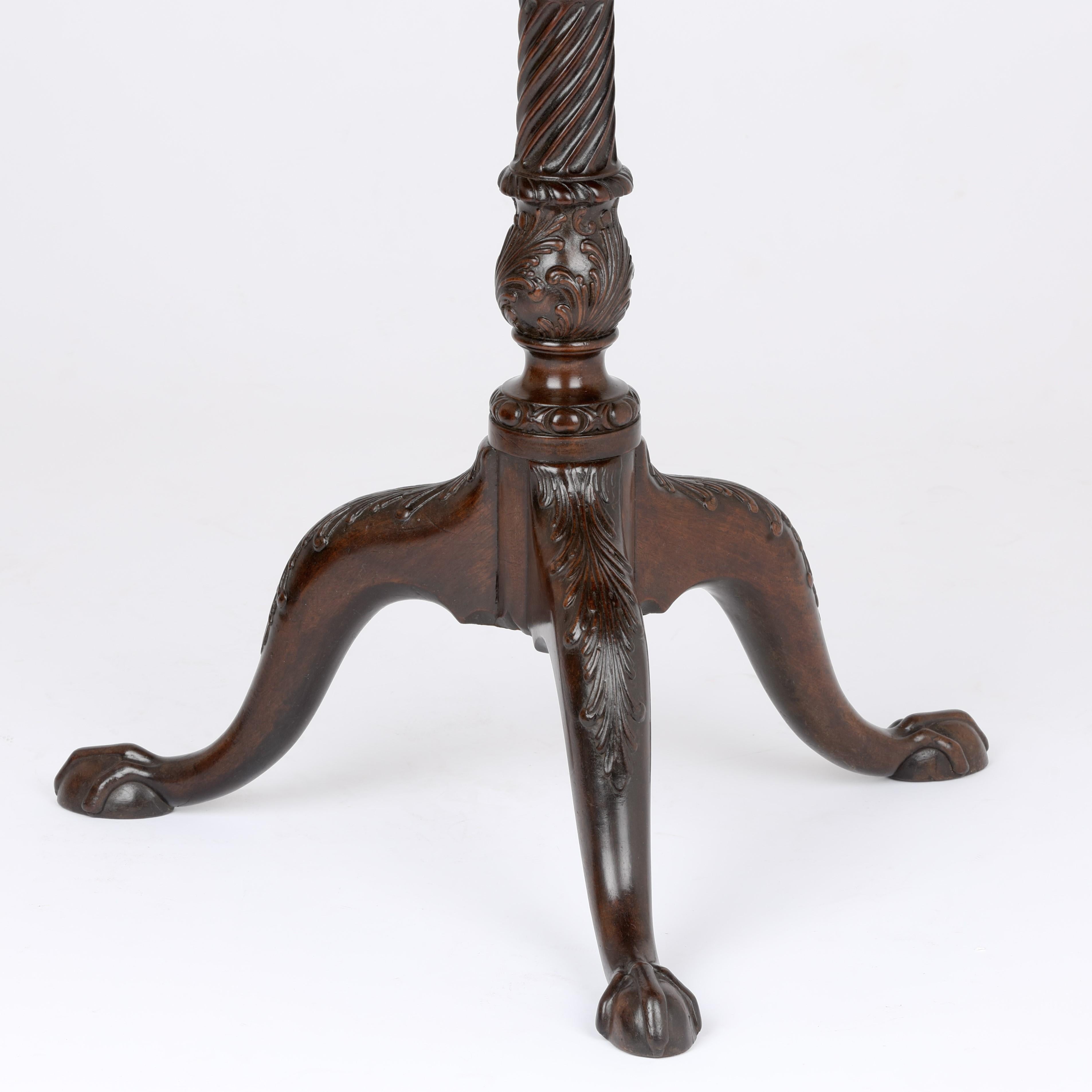 English Georgian mahogany circular Tripod Table with piecrust top For Sale