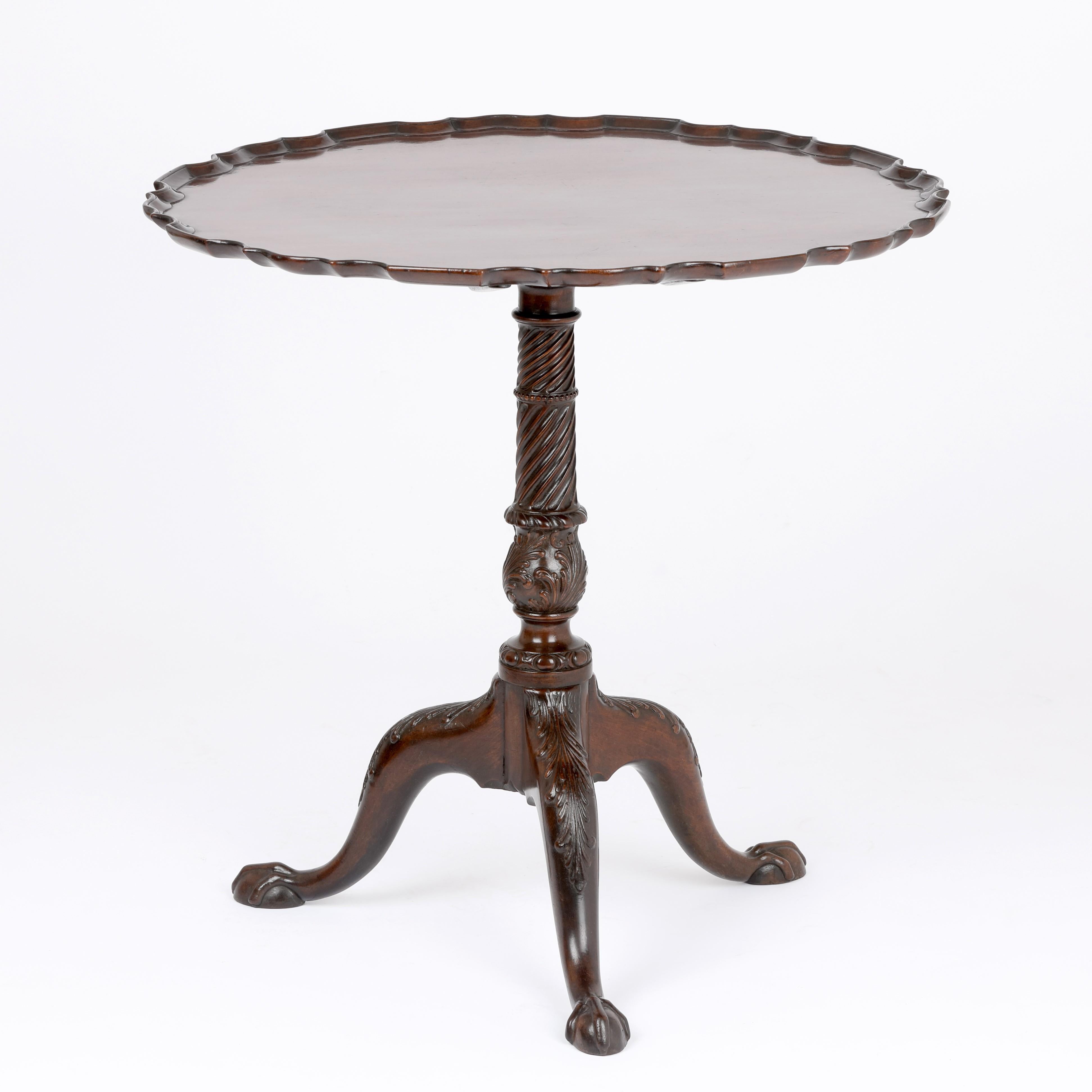 Carved Georgian mahogany circular Tripod Table with piecrust top For Sale