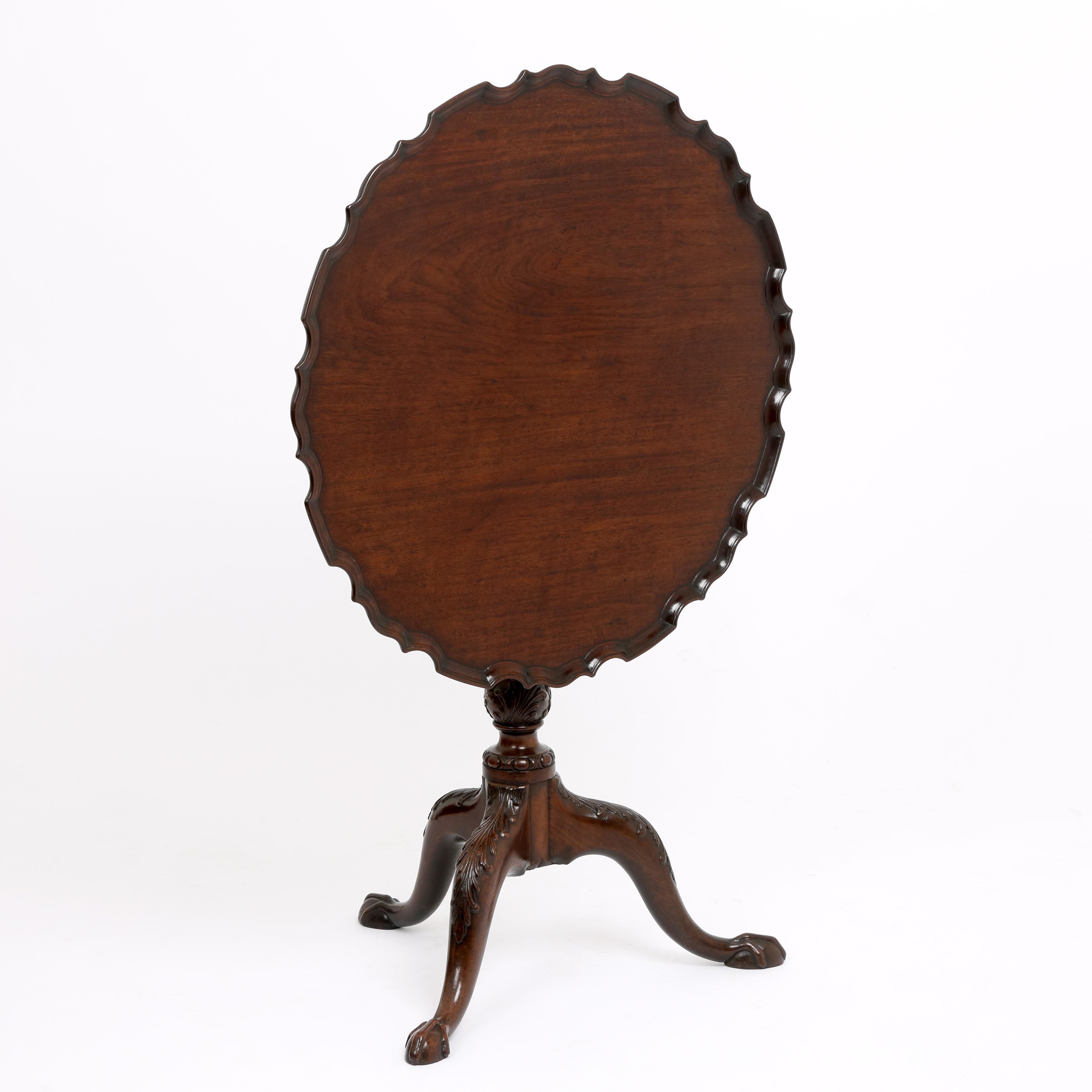 18th Century Georgian mahogany circular Tripod Table with piecrust top For Sale