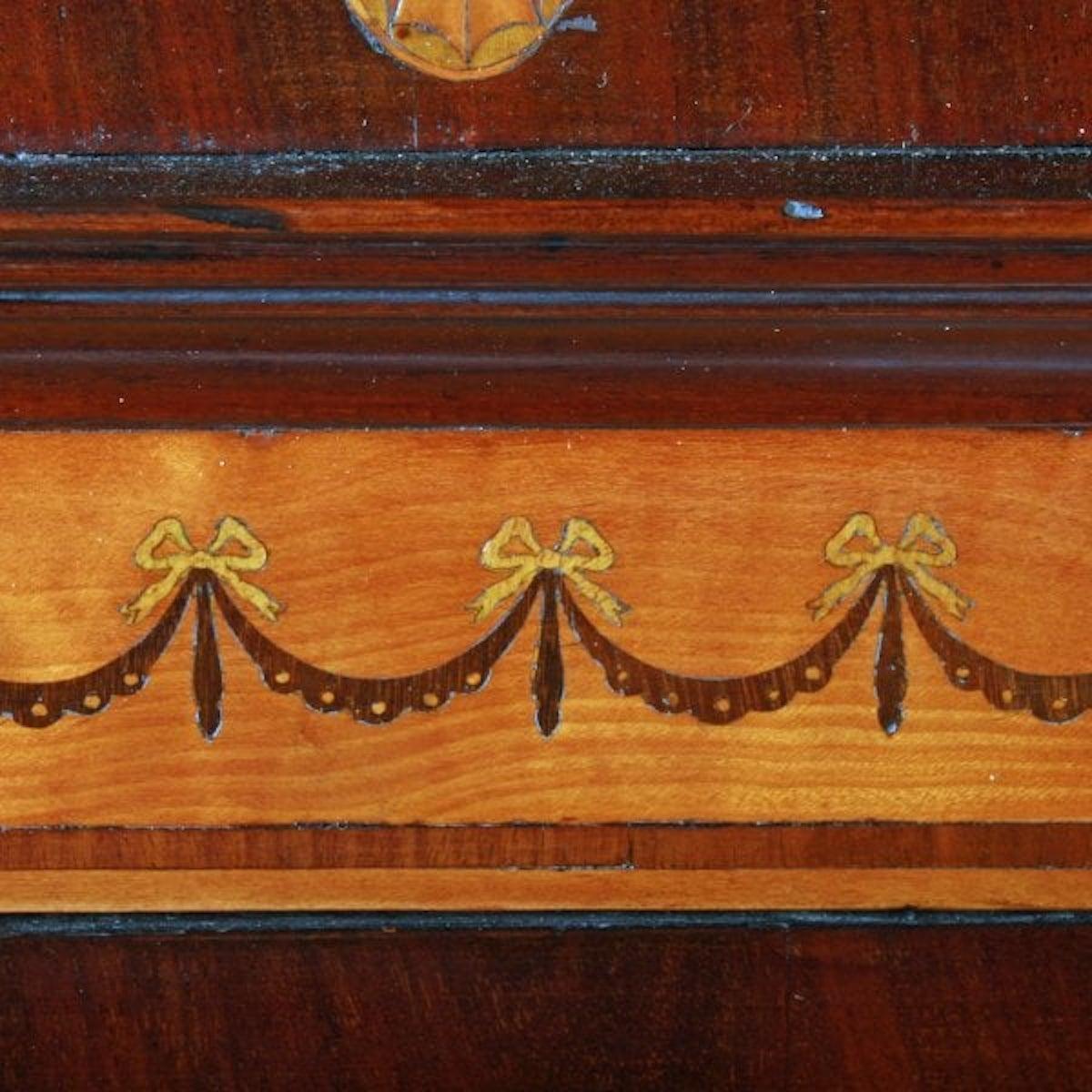 Gabinetto d'angolo georgiano in mogano, fine del XVIII secolo in vendita 2