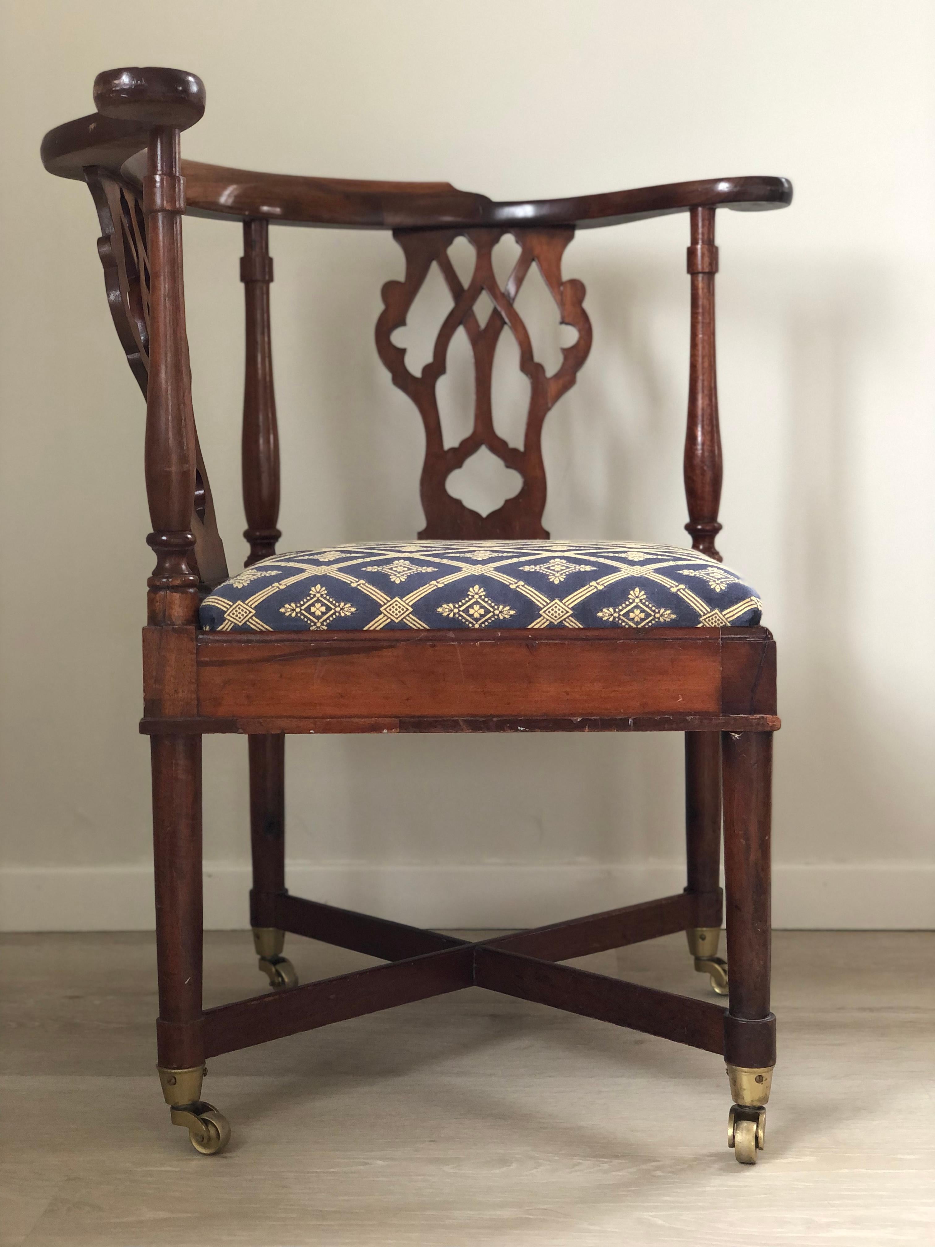 Sedia angolare georgiana in mogano con rotelle del XIX secolo In condizioni ottime in vendita a Sakskøbing, DK