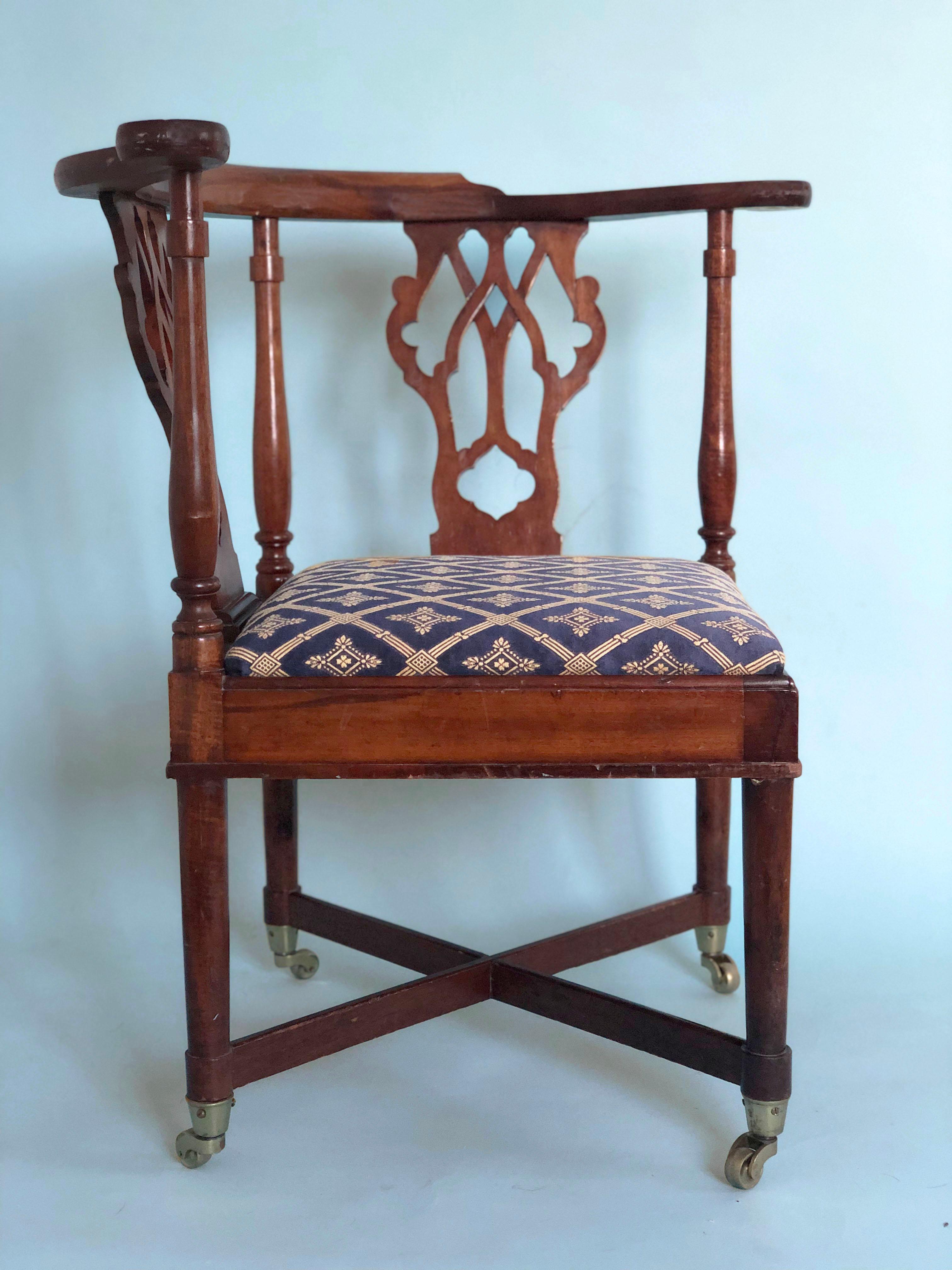 British Georgian Mahogany Corner Chair on Wheels 19th Century For Sale