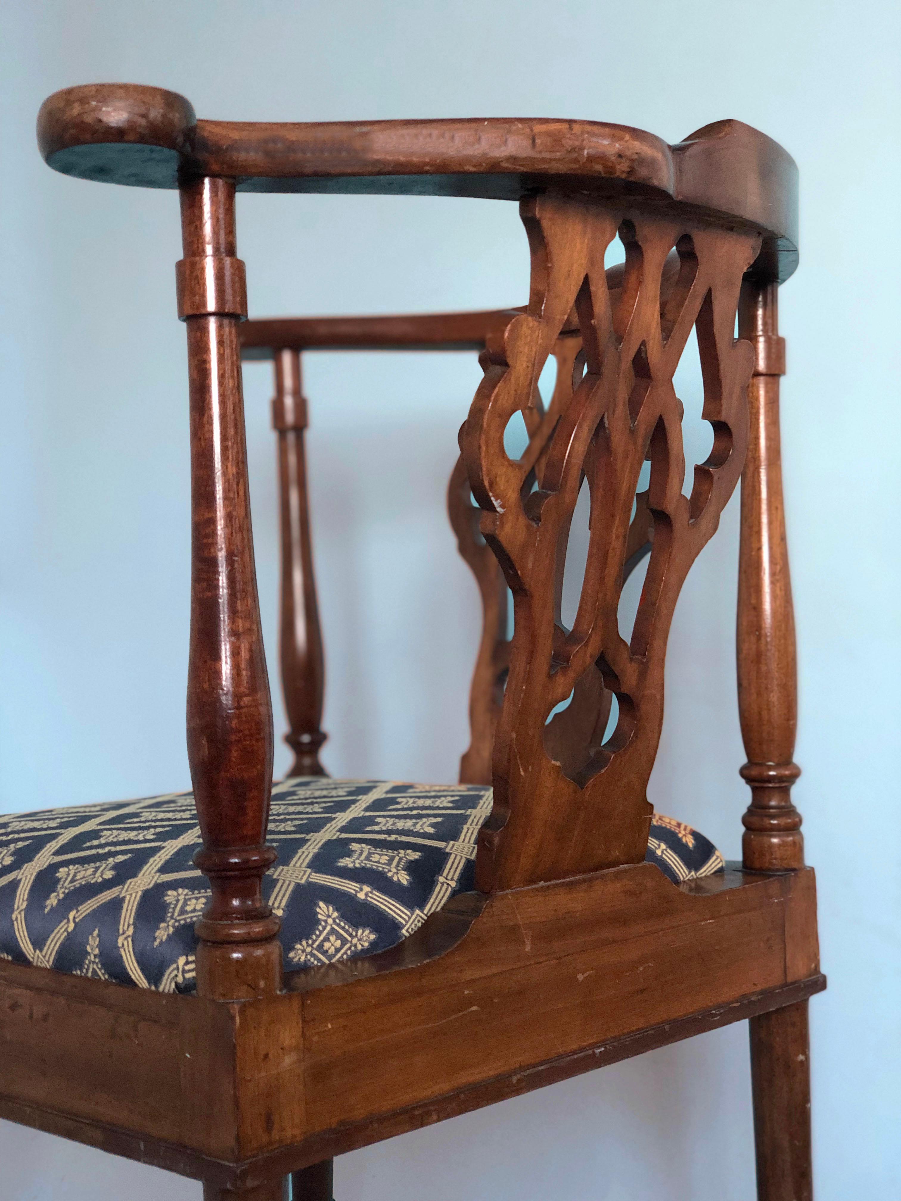 Georgian Mahogany Corner Chair on Wheels 19th Century For Sale 1