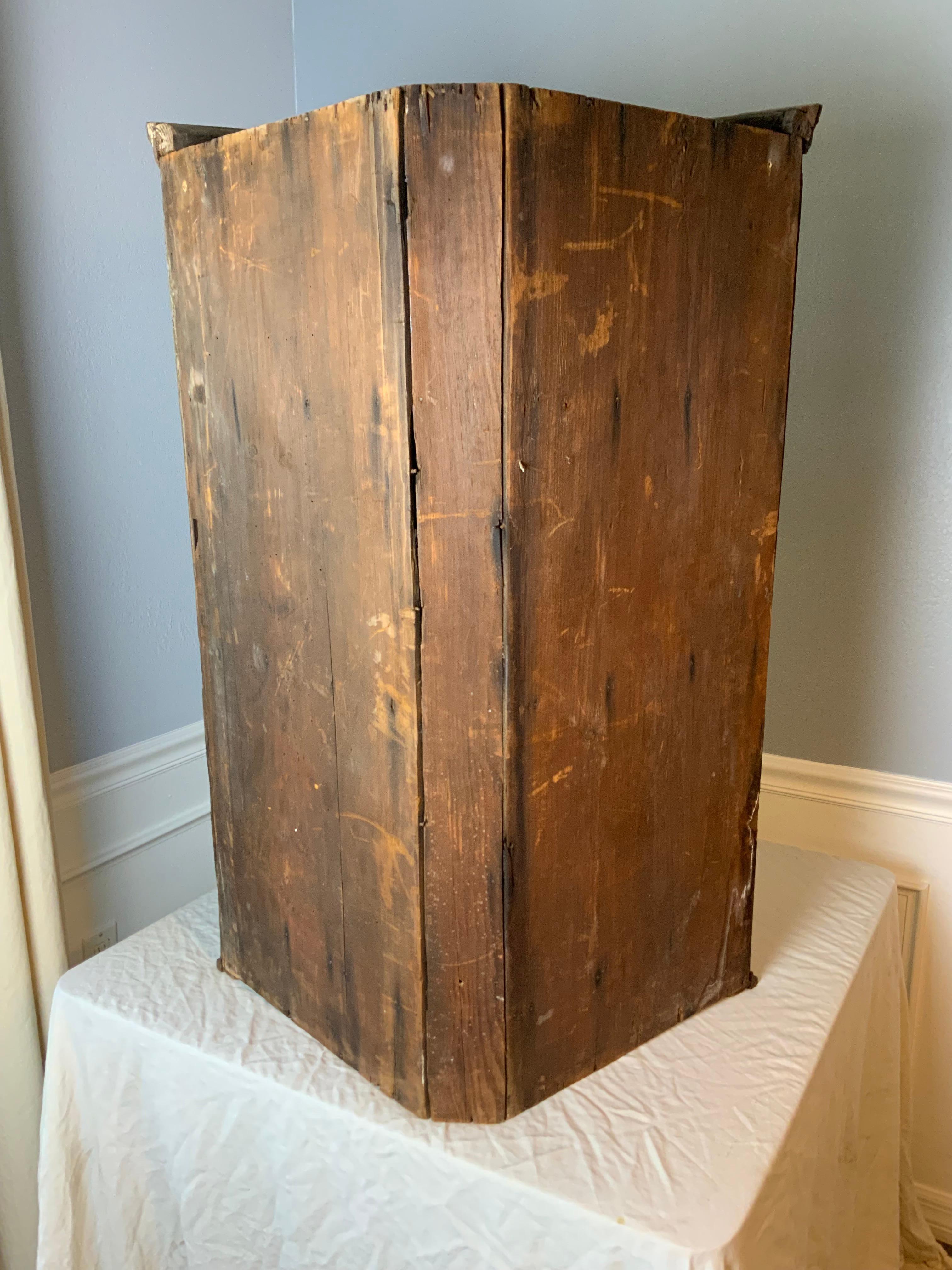 A very nice early Georgian Mahogany hanging corner cupboard with two interior drawers. Very nice aged color and patina to the Mahogany in great condition. There is a hook that holds the left side door and the key works but the door has shrunk over