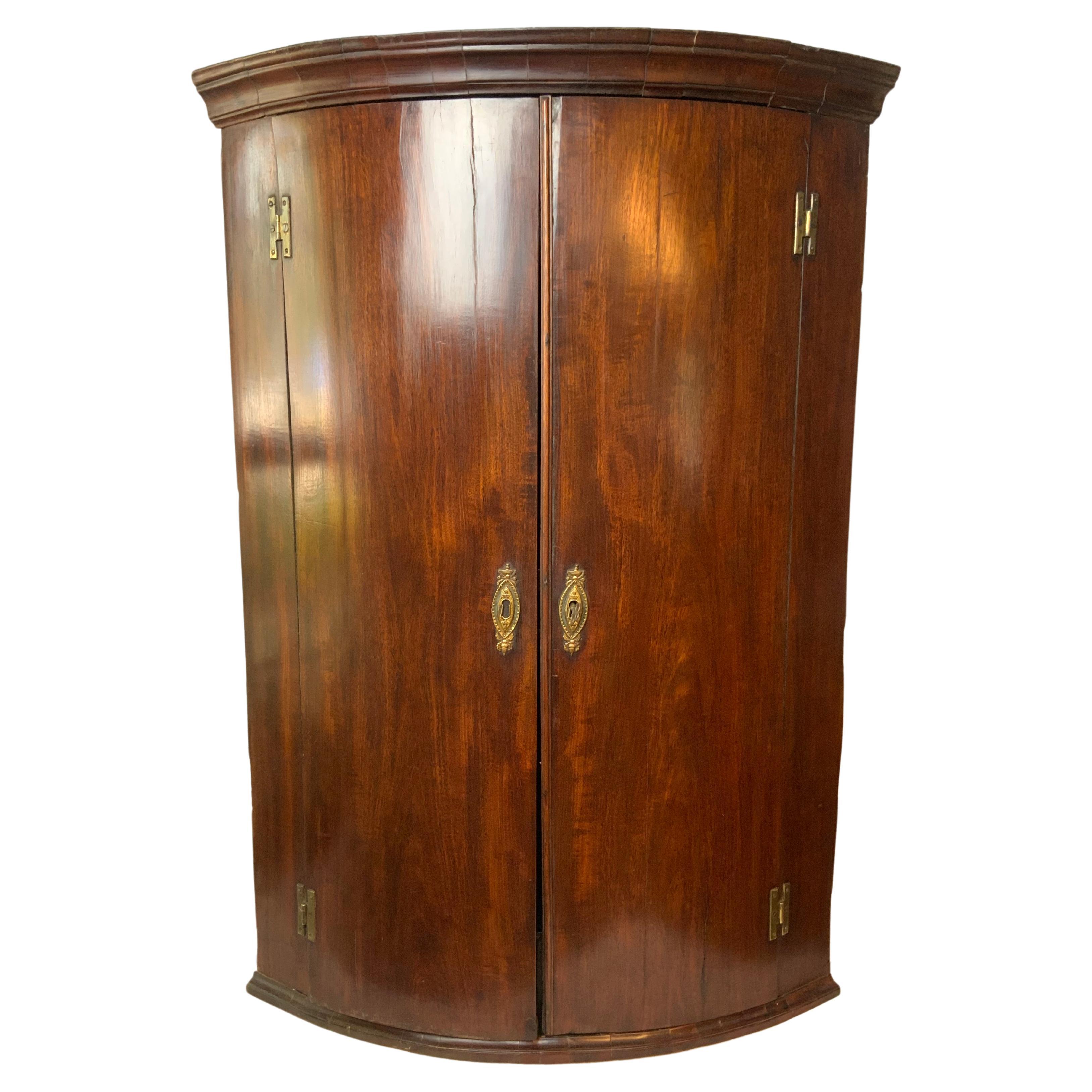 Armoire d'angle géorgienne en acajou