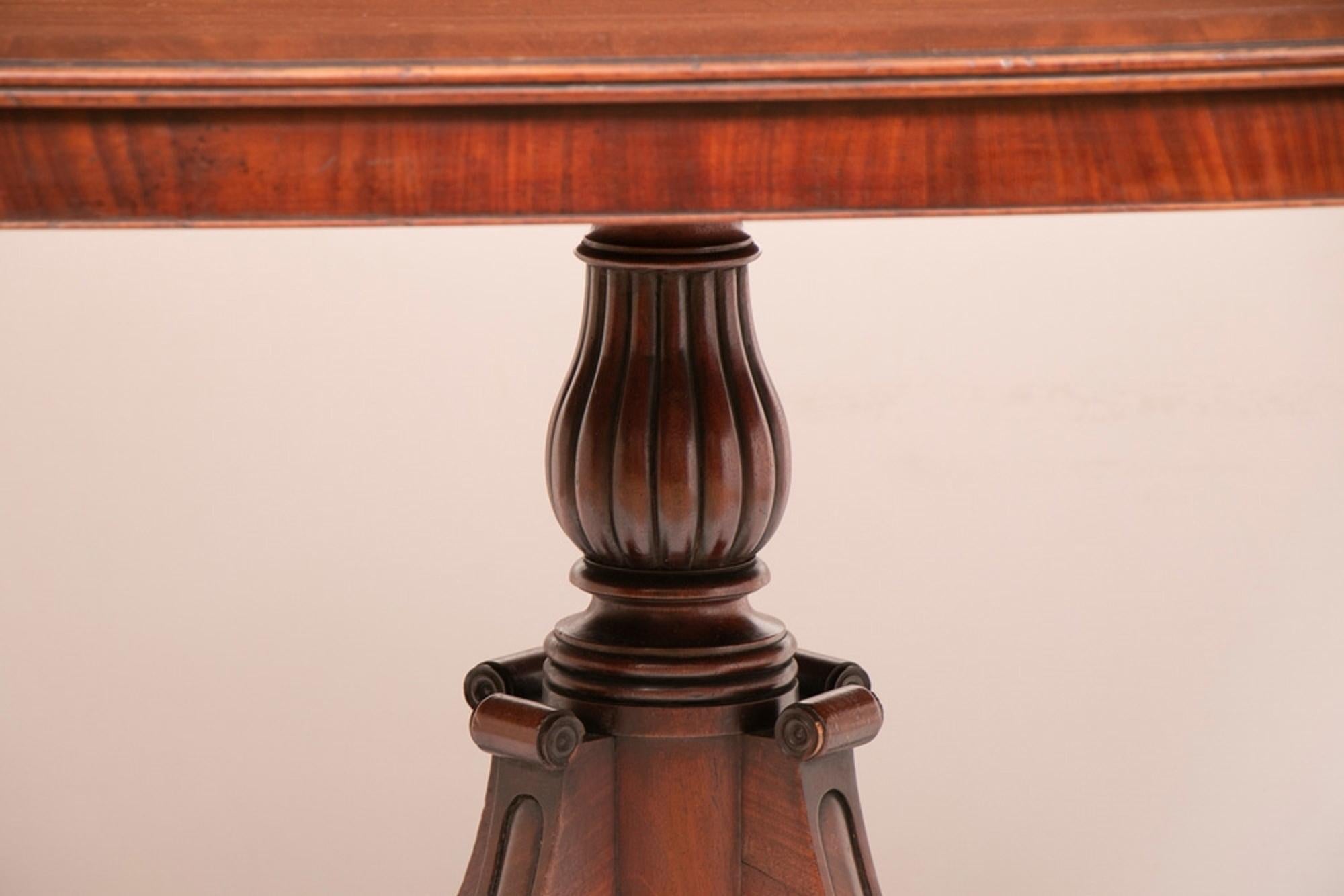 Georgian mahogany crossbanded table.