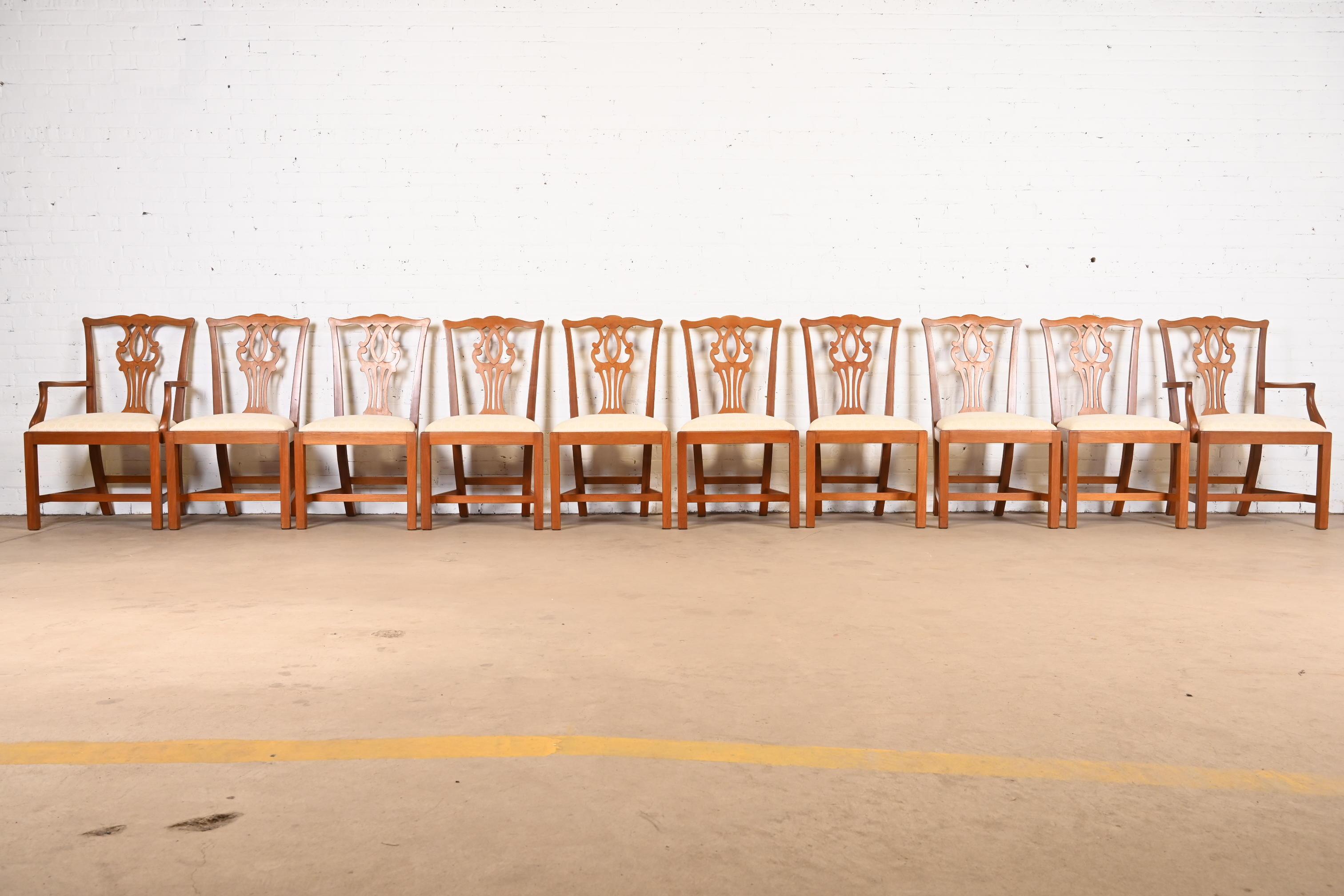 Un magnifique ensemble de dix chaises de salle à manger de style Chippendale ou géorgien

À la manière des meubles Baker

États-Unis, fin du 20e siècle

Cadres en acajou massif sculpté, avec sièges rembourrés.

Mesures :
Chaises d'appoint - 21 