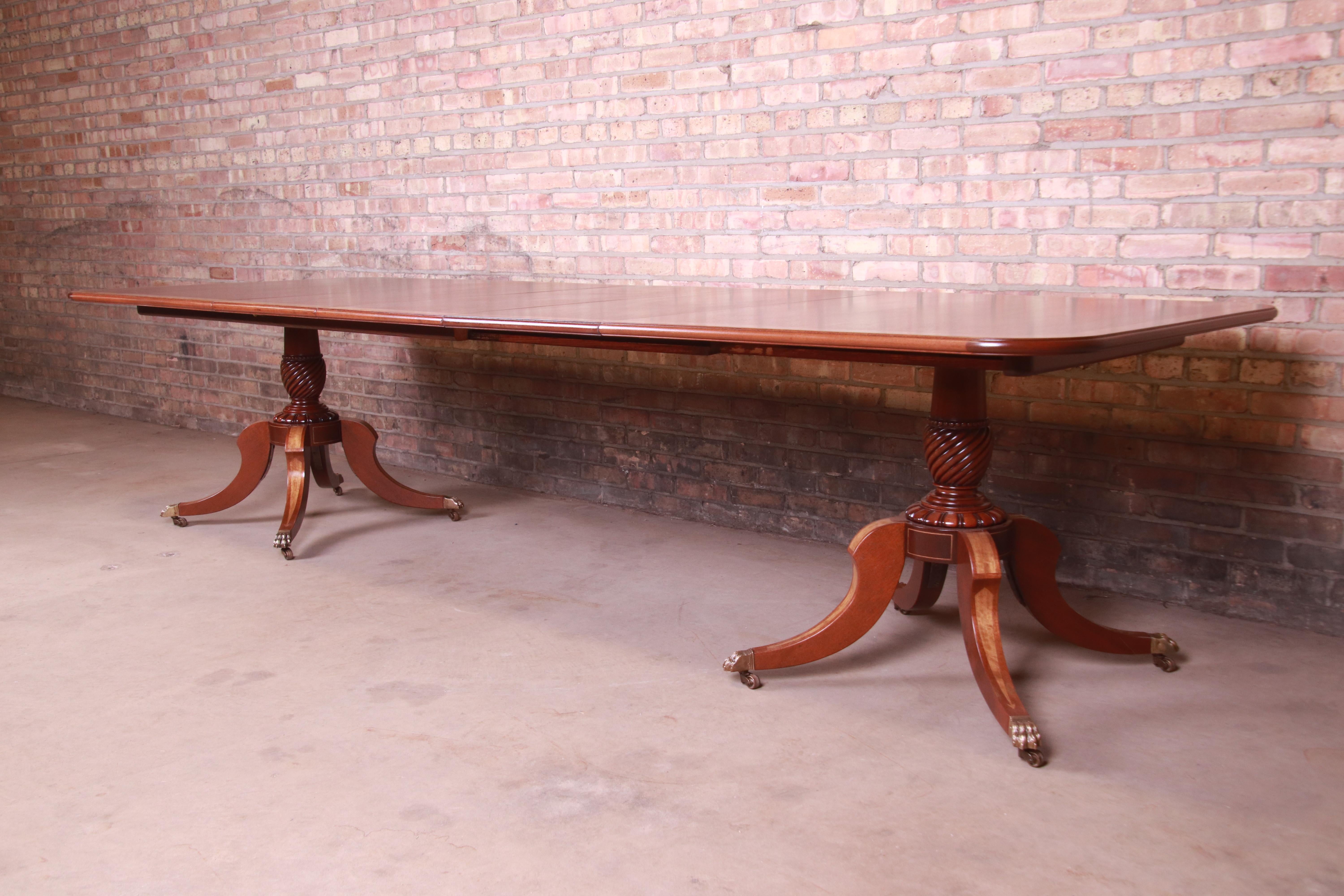 Georgian Mahogany Dining Table in the Manner of Baker Furniture, Refinished In Good Condition In South Bend, IN