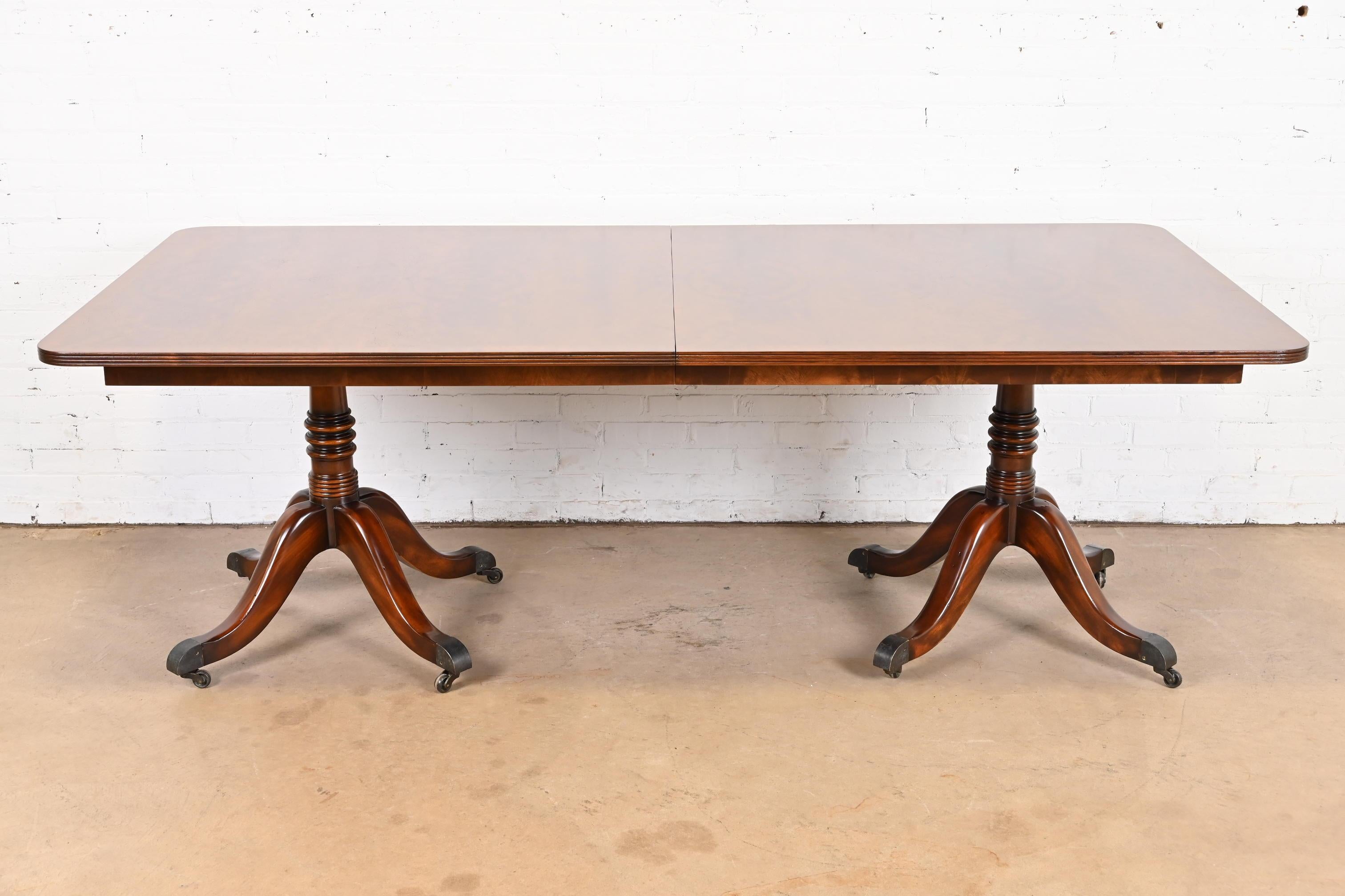 Georgian Mahogany Double Pedestal Dining Table in the Manner of Baker Furniture For Sale 4
