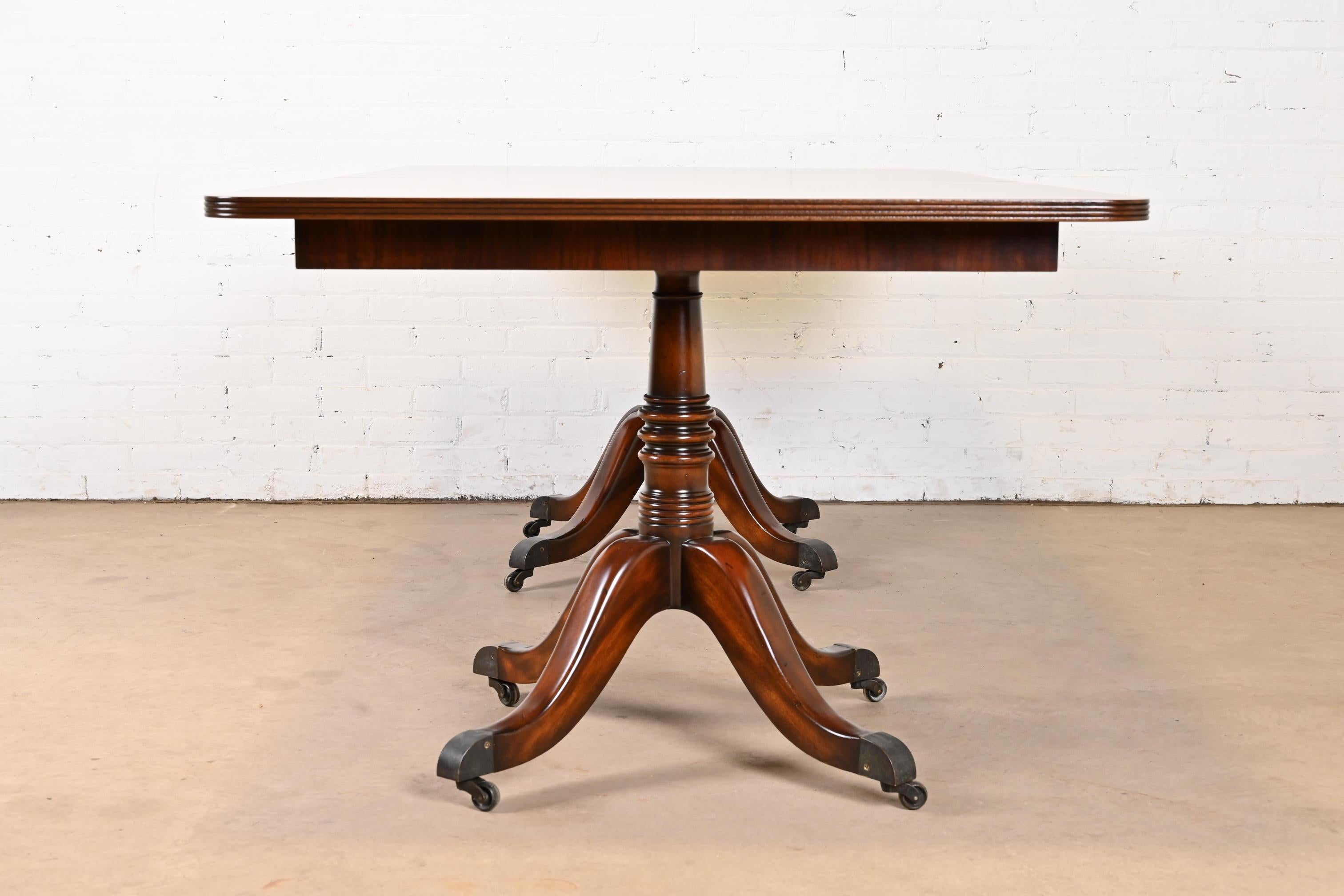 Georgian Mahogany Double Pedestal Dining Table in the Manner of Baker Furniture For Sale 6