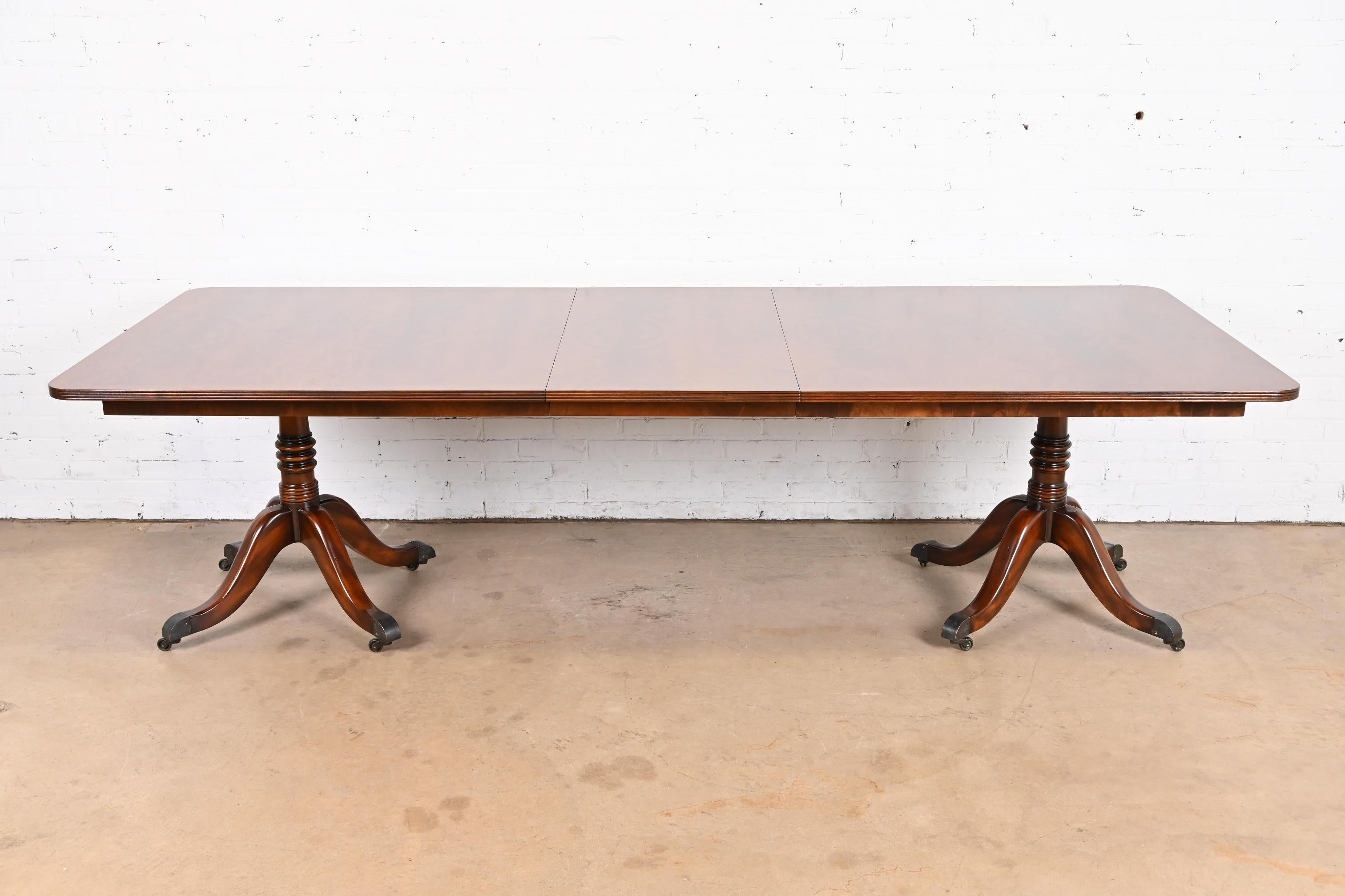 American Georgian Mahogany Double Pedestal Dining Table in the Manner of Baker Furniture For Sale