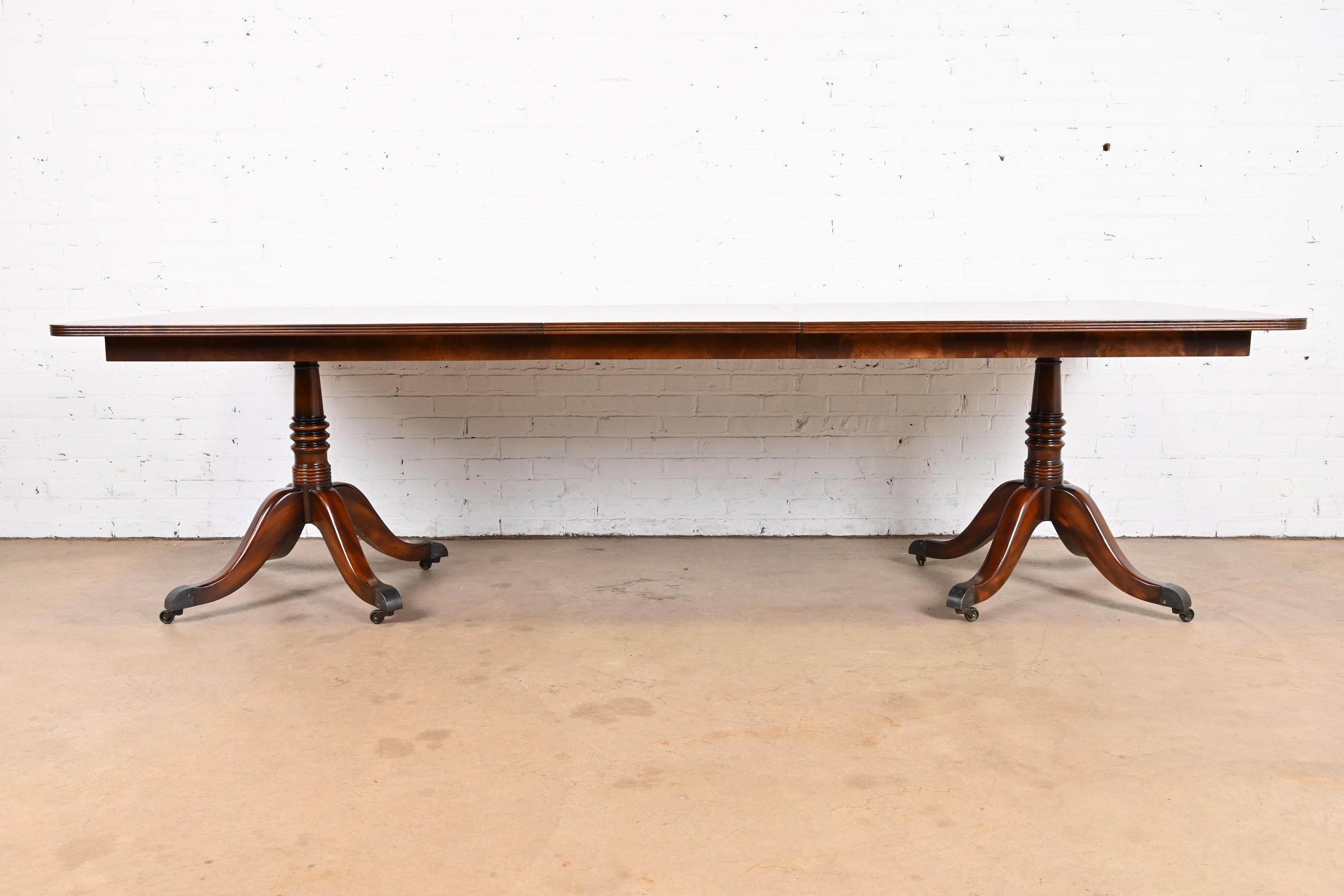 Georgian Mahogany Double Pedestal Dining Table in the Manner of Baker Furniture In Good Condition For Sale In South Bend, IN