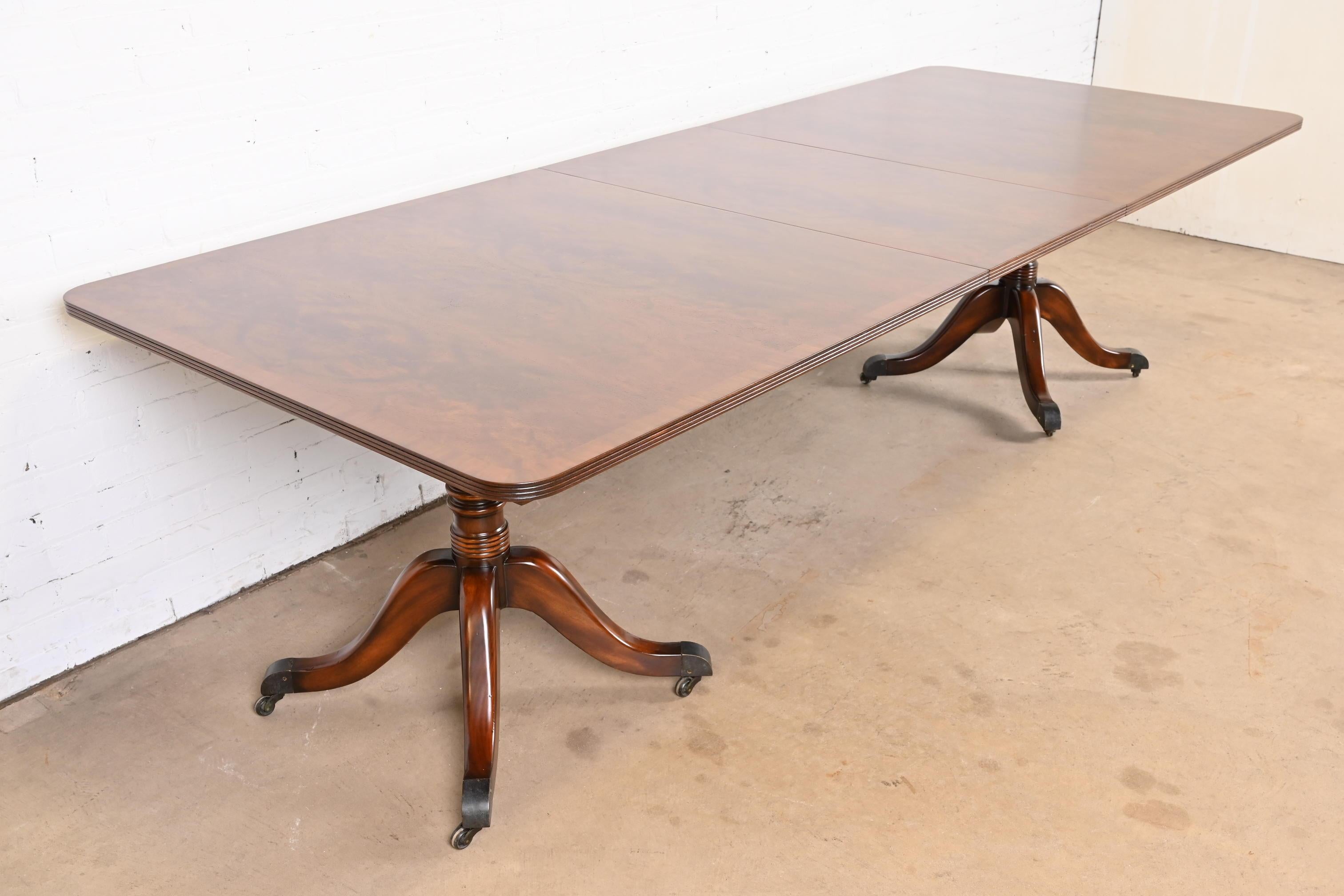 20th Century Georgian Mahogany Double Pedestal Dining Table in the Manner of Baker Furniture For Sale