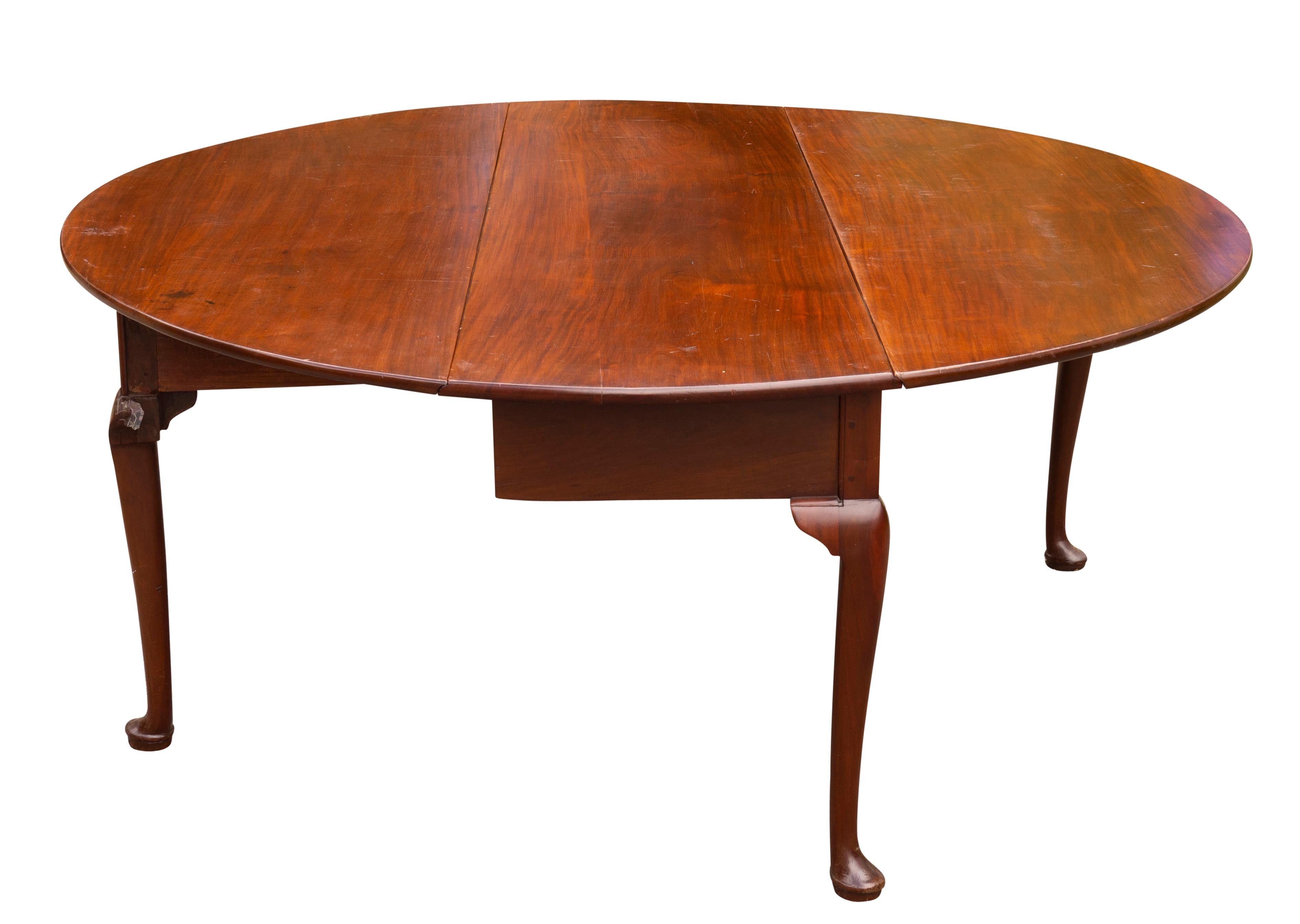 Georgian Mahogany Drop Leaf Dining Table In Good Condition For Sale In Essex, MA