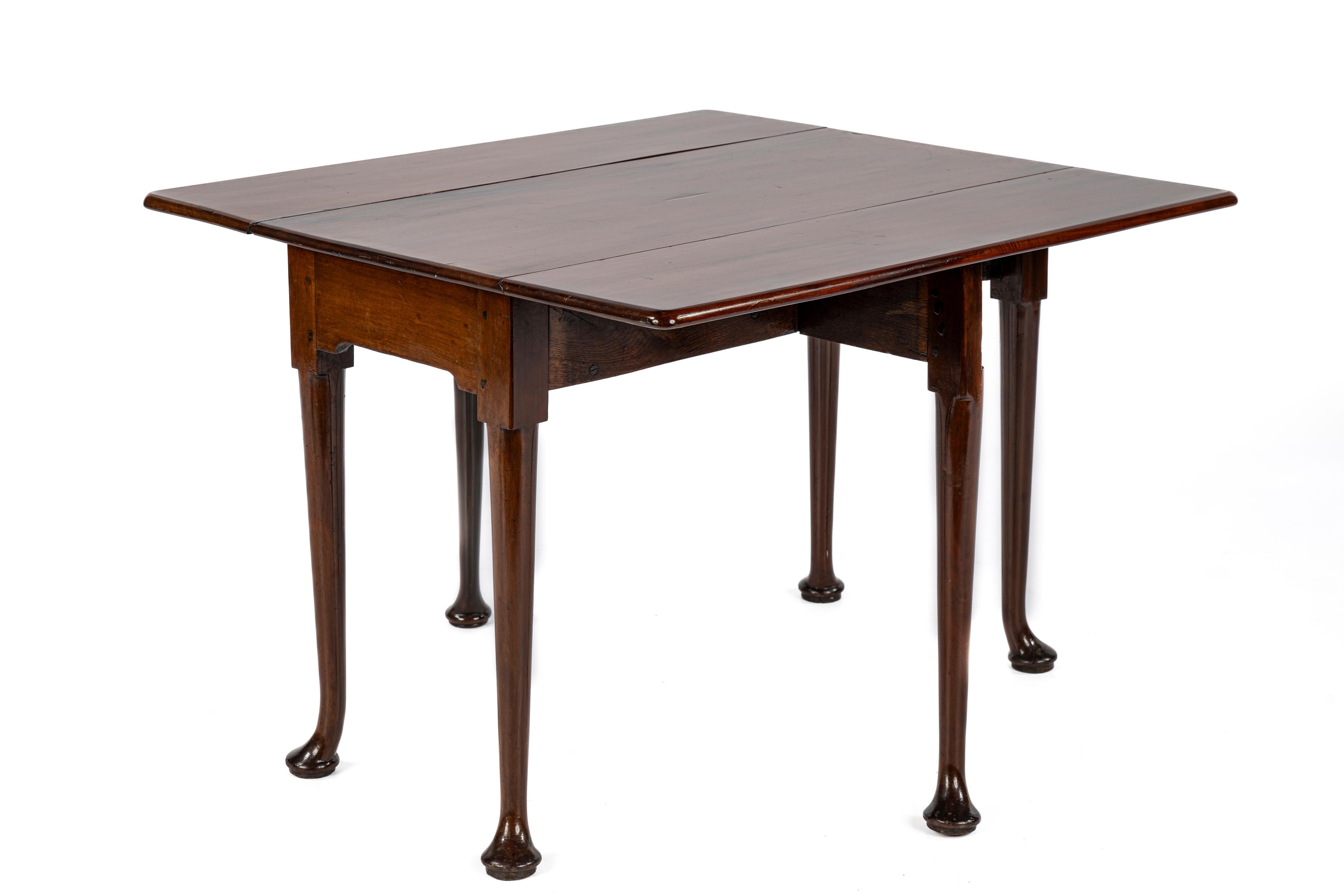 Georgian Mahogany Drop-Leaf Folding Table with Tapering Legs and Pad Feet For Sale 2