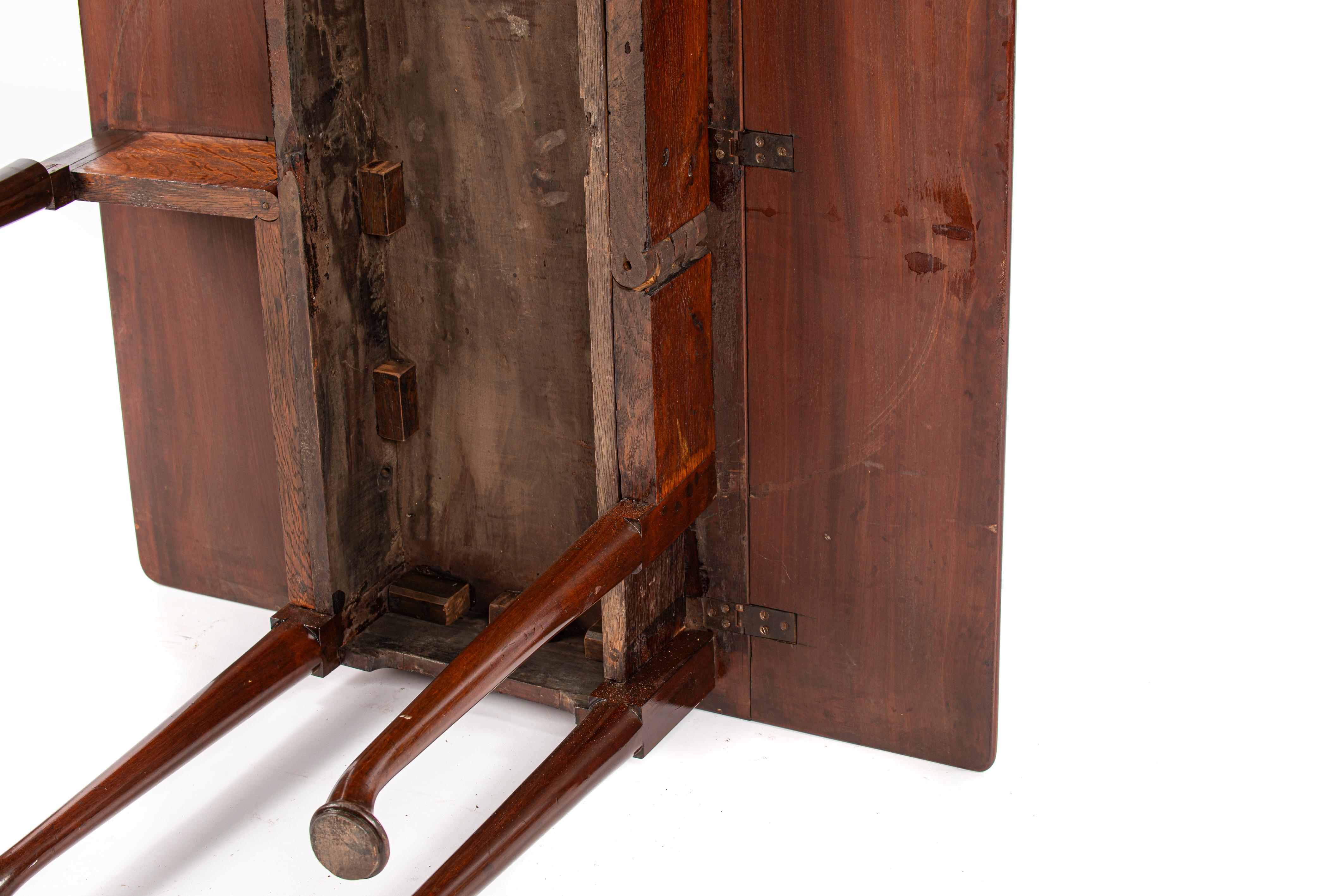 Georgian Mahogany Drop-Leaf Folding Table with Tapering Legs and Pad Feet For Sale 4