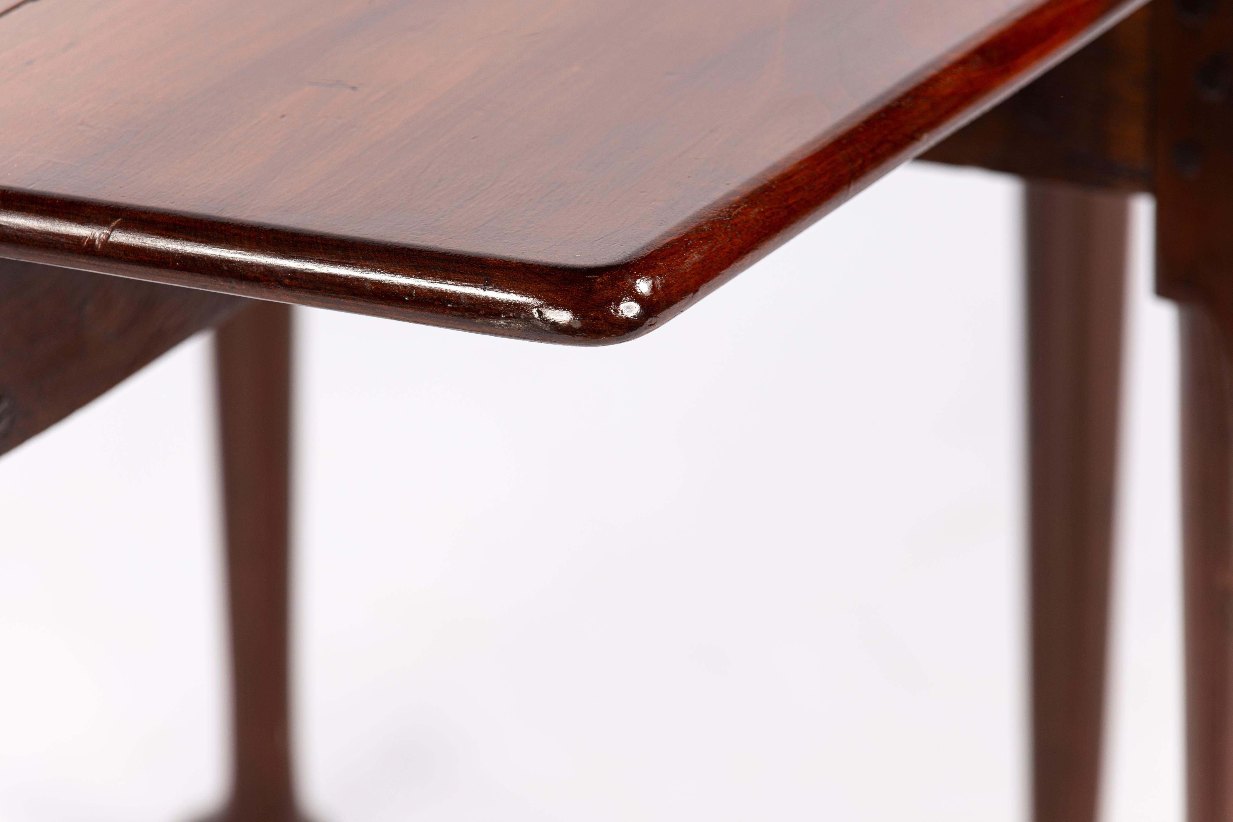 Georgian Mahogany Drop-Leaf Folding Table with Tapering Legs and Pad Feet For Sale 7