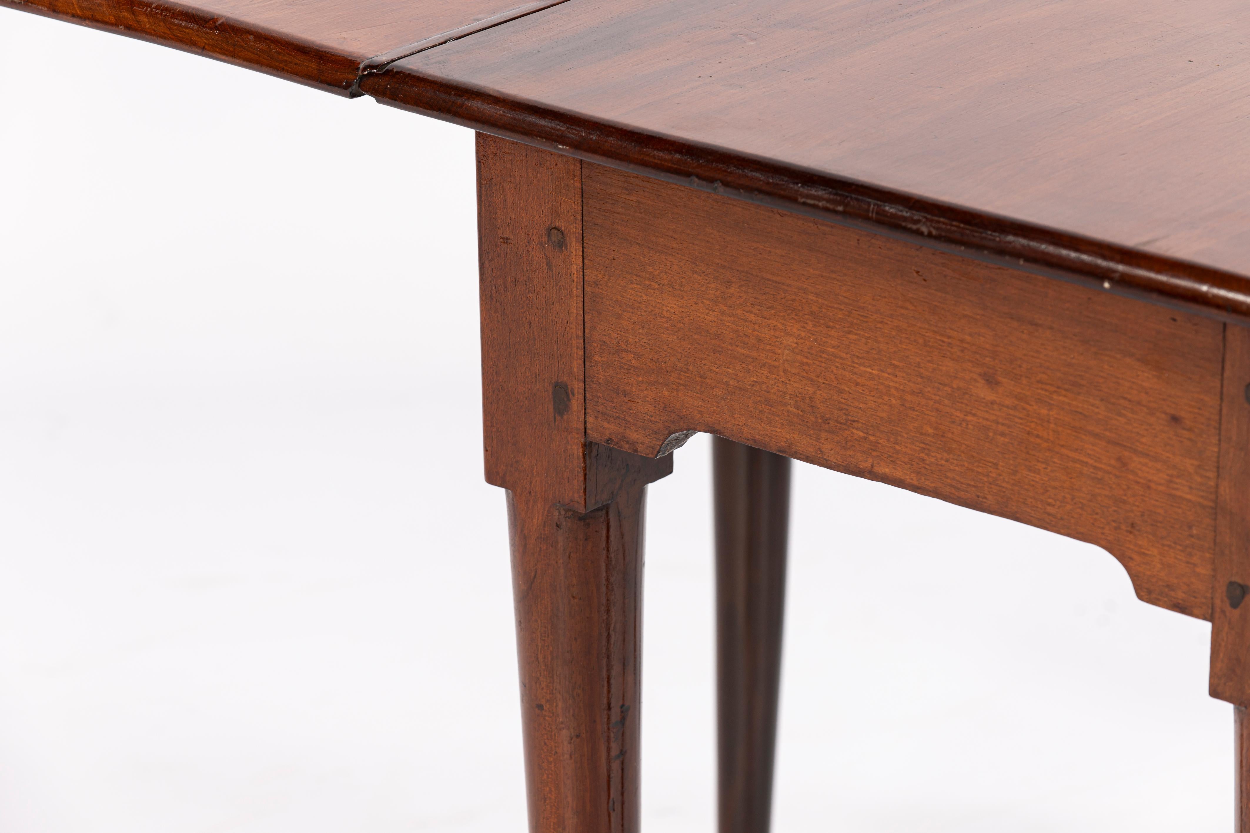 Georgian Mahogany Drop-Leaf Folding Table with Tapering Legs and Pad Feet For Sale 8