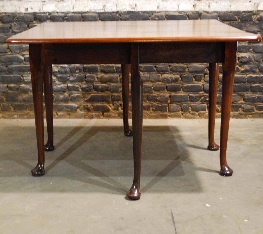 British Georgian Mahogany Drop-Leaf Folding Table with Tapering Legs and Pad Feet For Sale