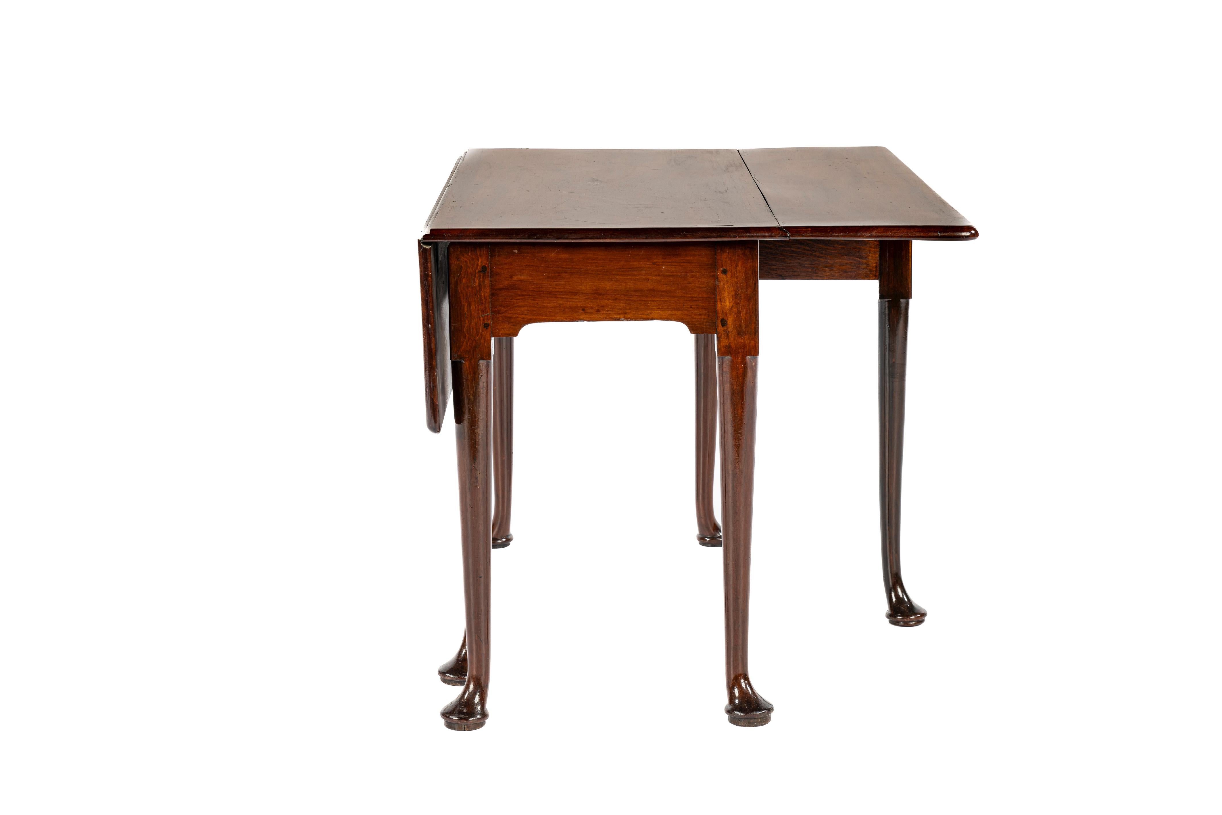 British Georgian Mahogany Drop-Leaf Folding Table with Tapering Legs and Pad Feet For Sale