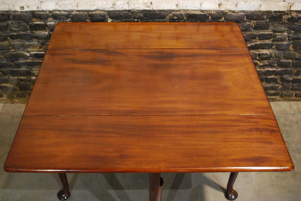 Georgian Mahogany Drop-Leaf Folding Table with Tapering Legs and Pad Feet In Good Condition For Sale In Casteren, NL