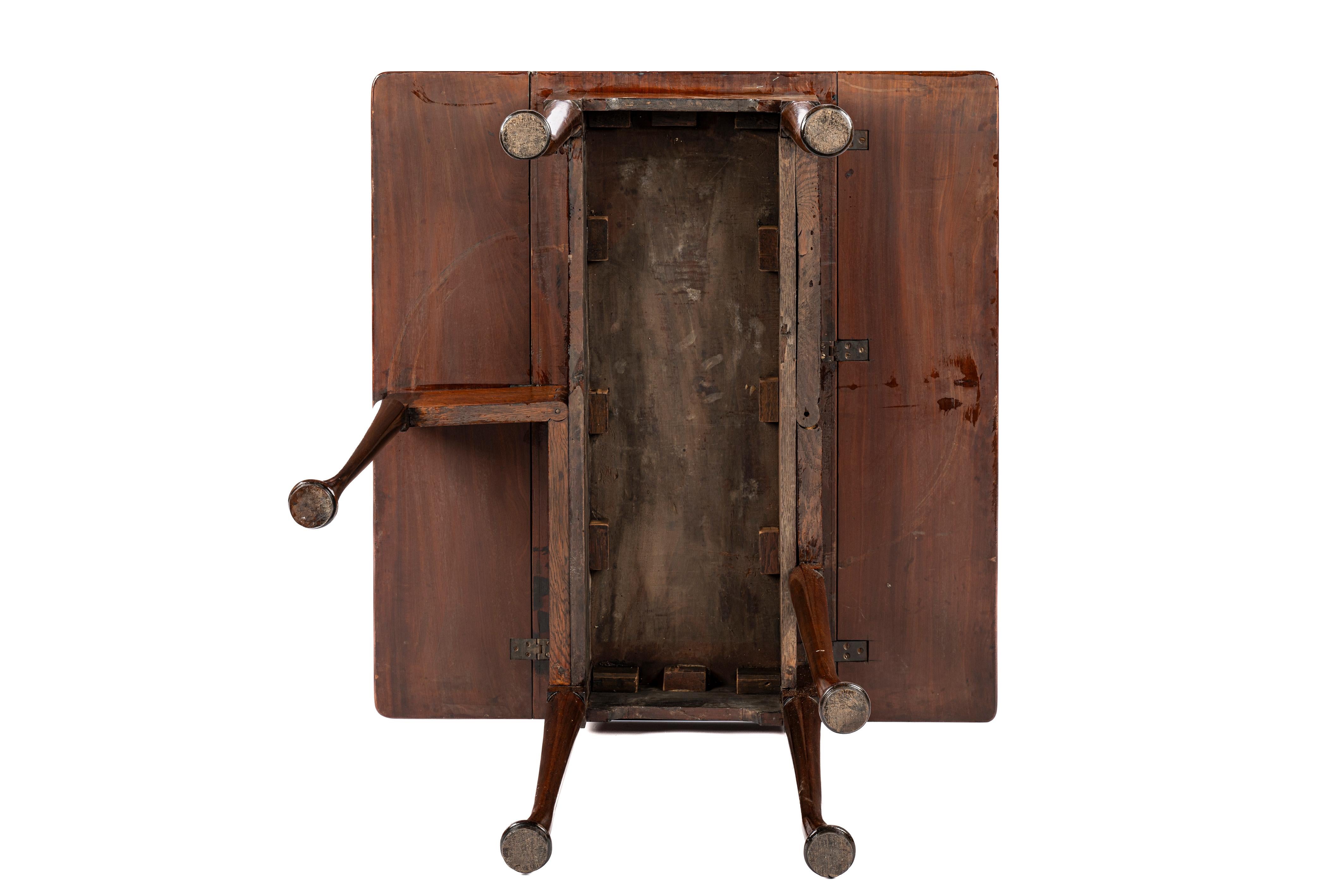 Georgian Mahogany Drop-Leaf Folding Table with Tapering Legs and Pad Feet For Sale 1