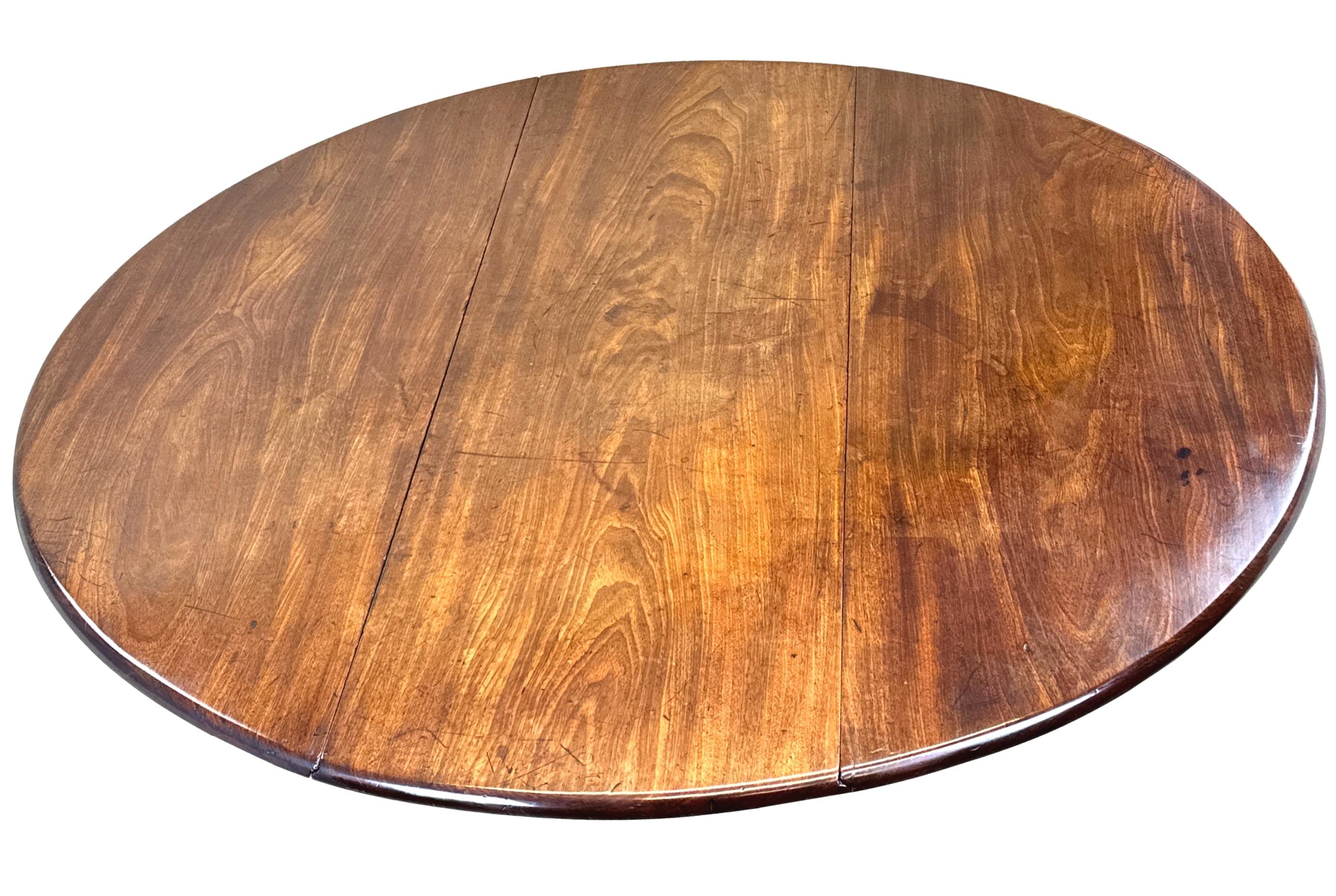 Table de salle à manger ovale à abattant de très bonne qualité, d'époque George II, milieu du XVIIIe siècle, pouvant accueillir 8 personnes, avec un plateau à deux abattants extrêmement bien figuré conservant une couleur et une patine