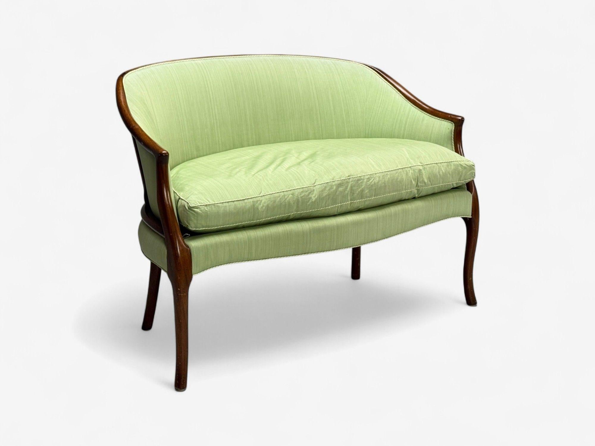Georgian, Mahogany, Fabric, Loveseat or Settee, USA, 1990s

Small Mahogany and green fabric two seater sofa likely designed and produced in the US in the later half of the 20th century.

Height: 33 inches, Width: 46.5 inches, Depth: 29 inches