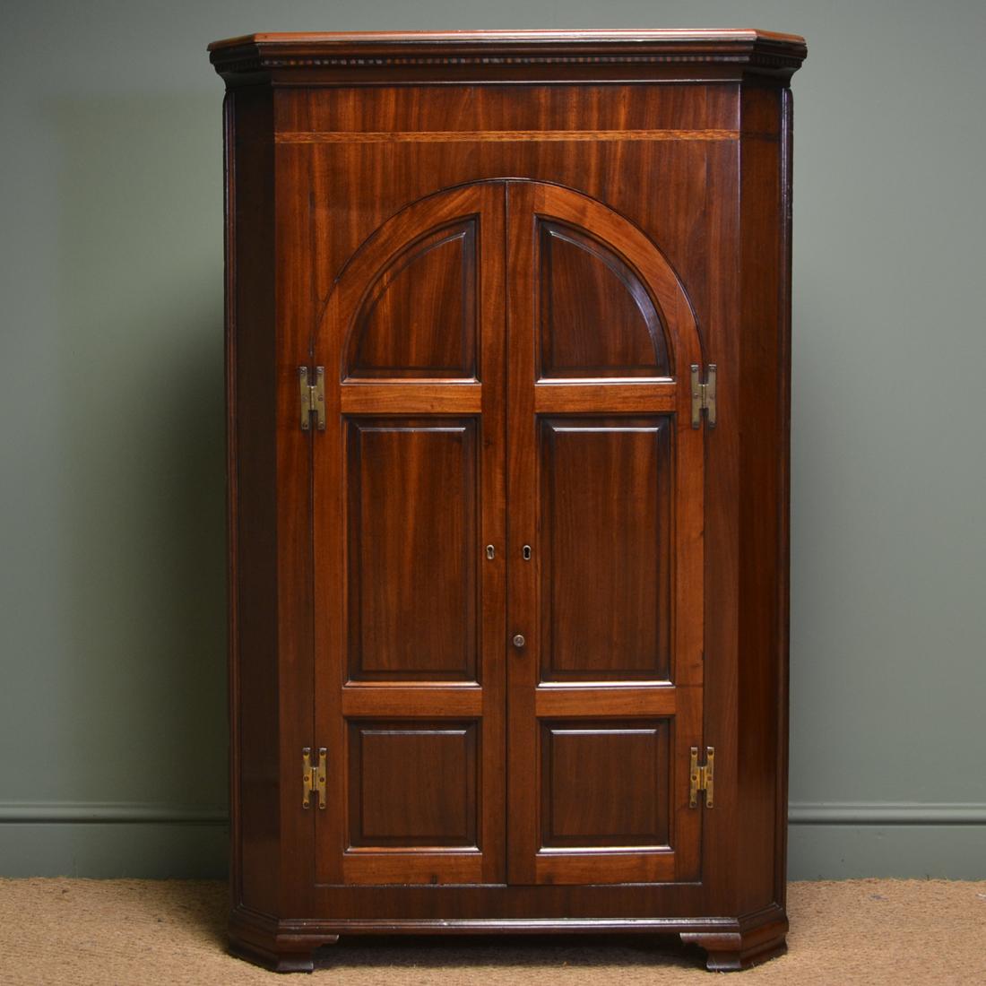 Georgian Mahogany Floor Standing Corner Cupboard For Sale 4