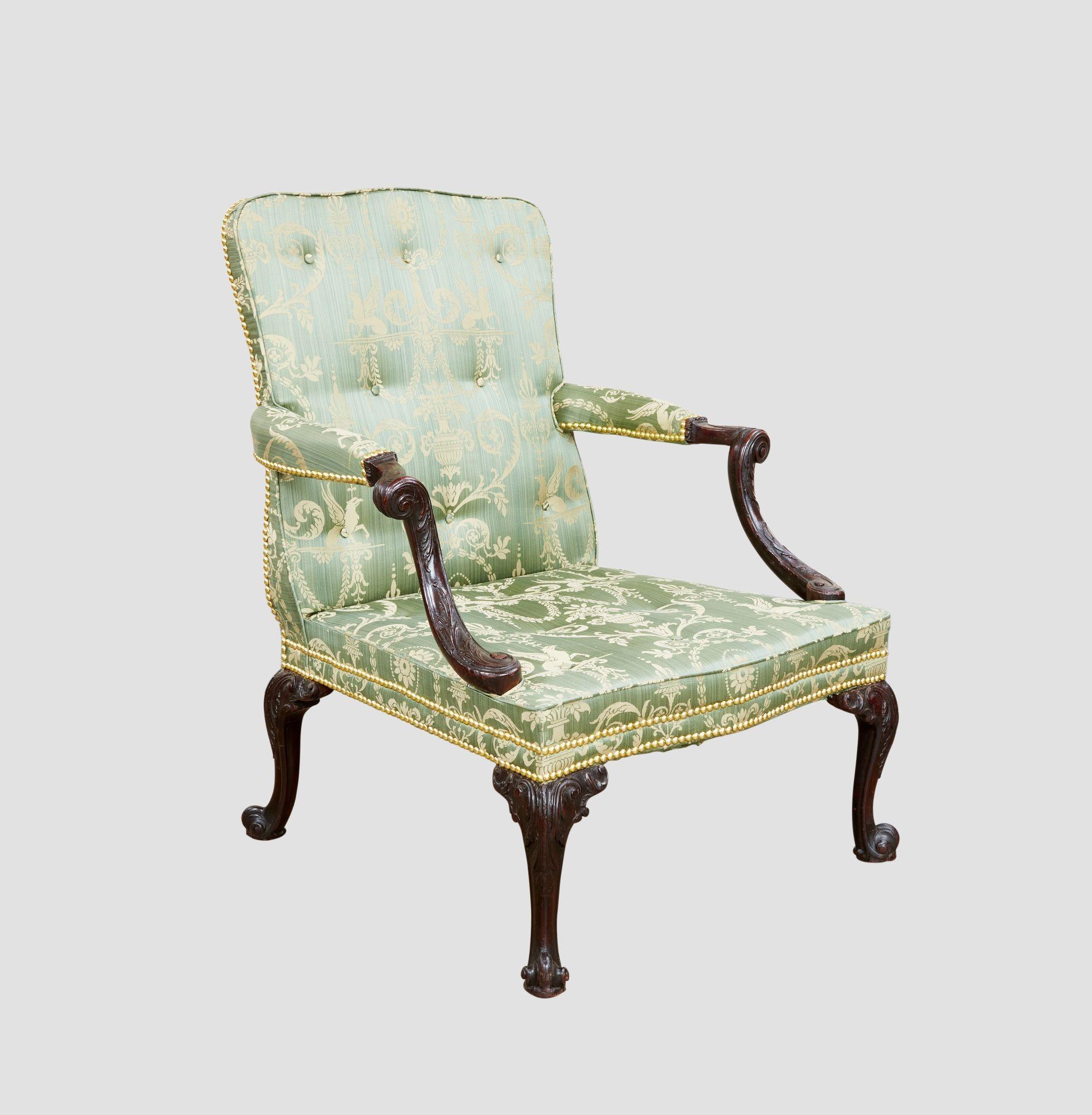 Très beau fauteuil ouvert en acajou de George II aux proportions généreuses, attribué à John Cobb et/ou au St. Martin's Lane Syndicate. Assise et dossier tapissés, le dossier ayant une forme inhabituelle de bombe avec des accoudoirs paddés et des