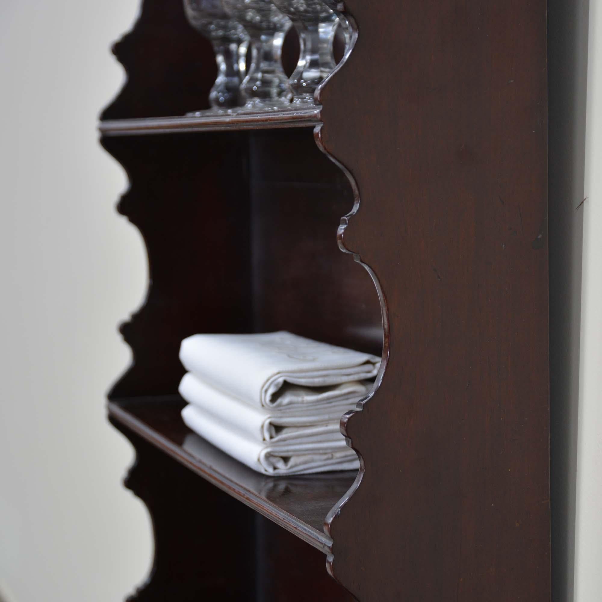 Georgian mahogany hanging shelves In Good Condition For Sale In Castle Douglas, GB