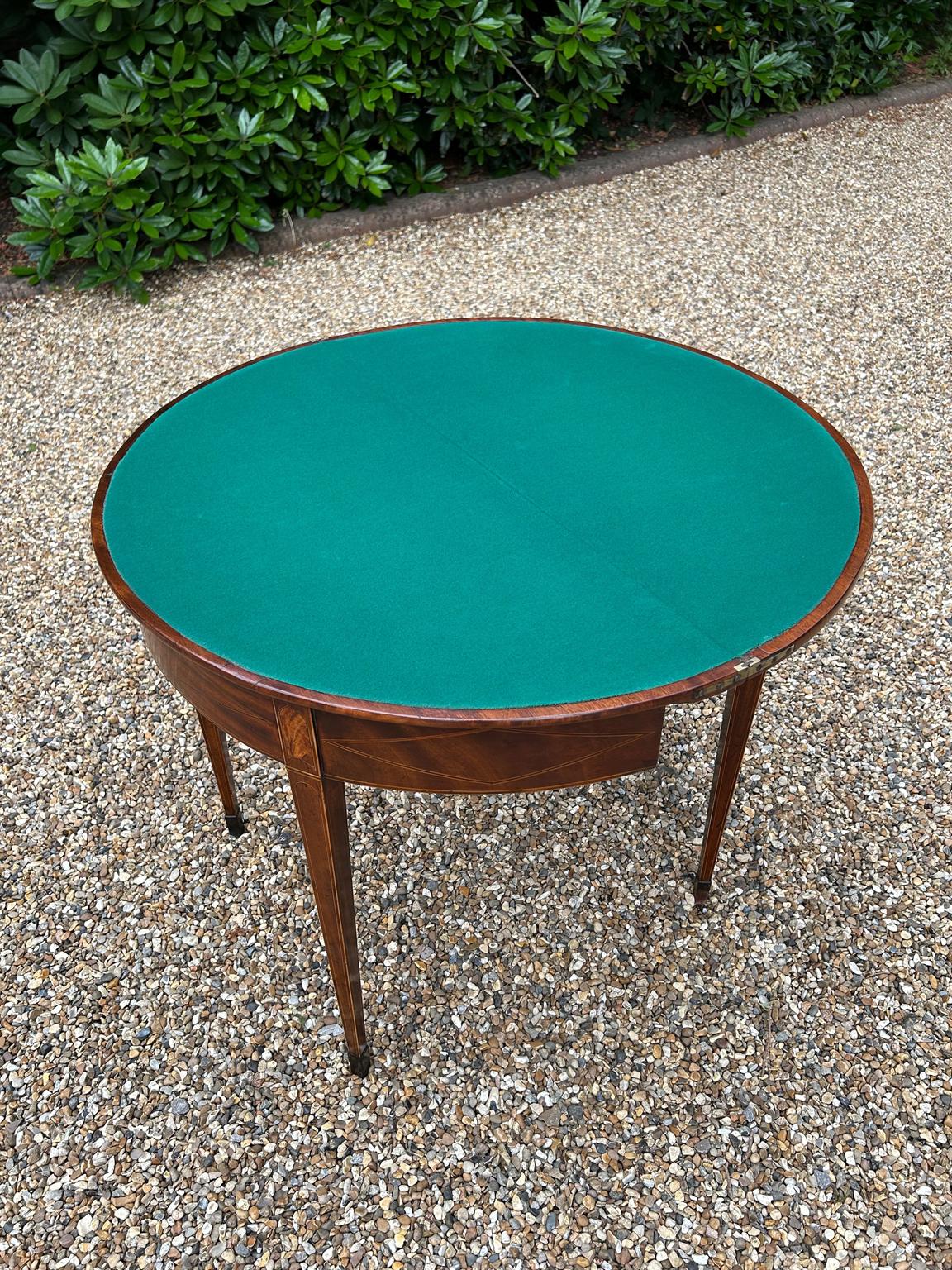 XIXe siècle Table à cartes Demi Lune géorgienne en acajou marqueté