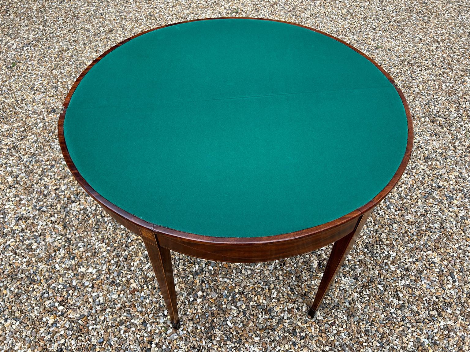 Acajou Table à cartes Demi Lune géorgienne en acajou marqueté