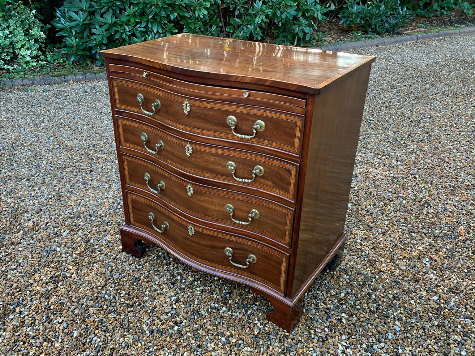Hand-Crafted Georgian Mahogany Inlaid Serpentine Chest of Drawers For Sale