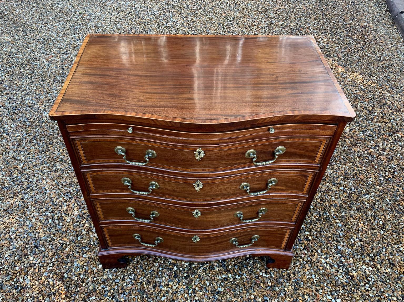 Georgian Mahogany Inlaid Serpentine Chest of Drawers In Excellent Condition For Sale In Richmond, London, Surrey