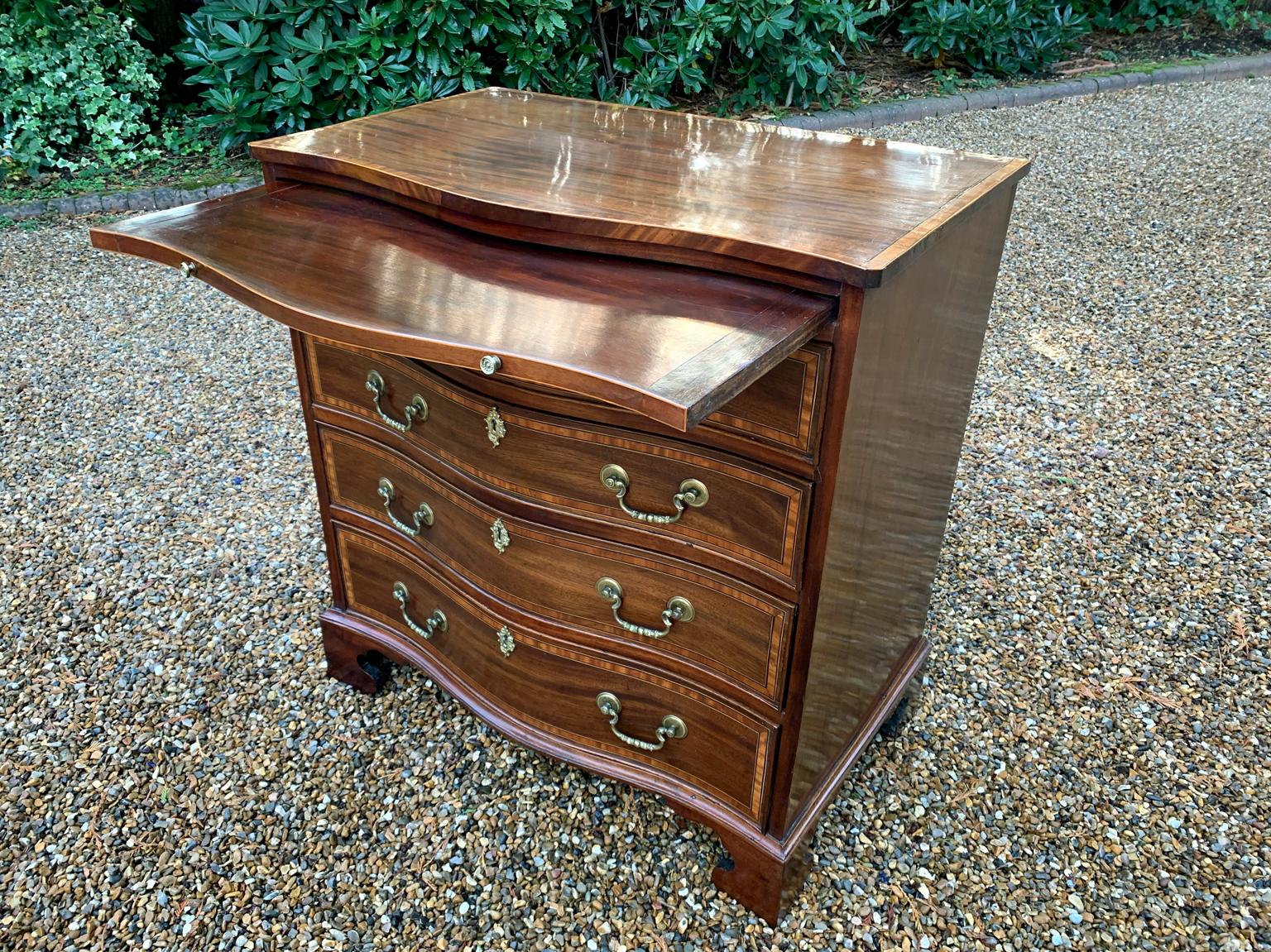 Georgian Mahogany Inlaid Serpentine Chest of Drawers For Sale 1