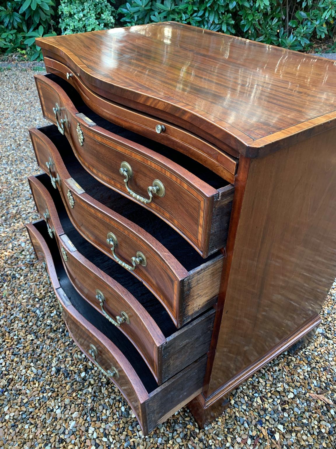Georgian Mahogany Inlaid Serpentine Chest of Drawers For Sale 2