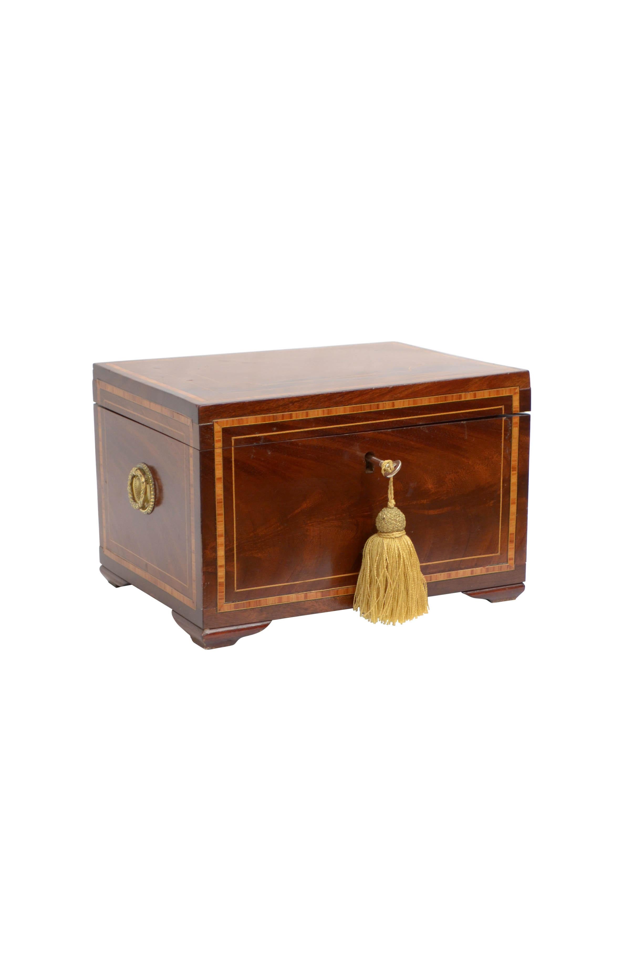 K0478 fine quality George III flamed mahogany sewing box / jewelry box, having satinwood crossbanded front, satinwood crossbanded and satinwood string inlaid top fitted with replacement working lock and a key and enclosing relined lift up tray all