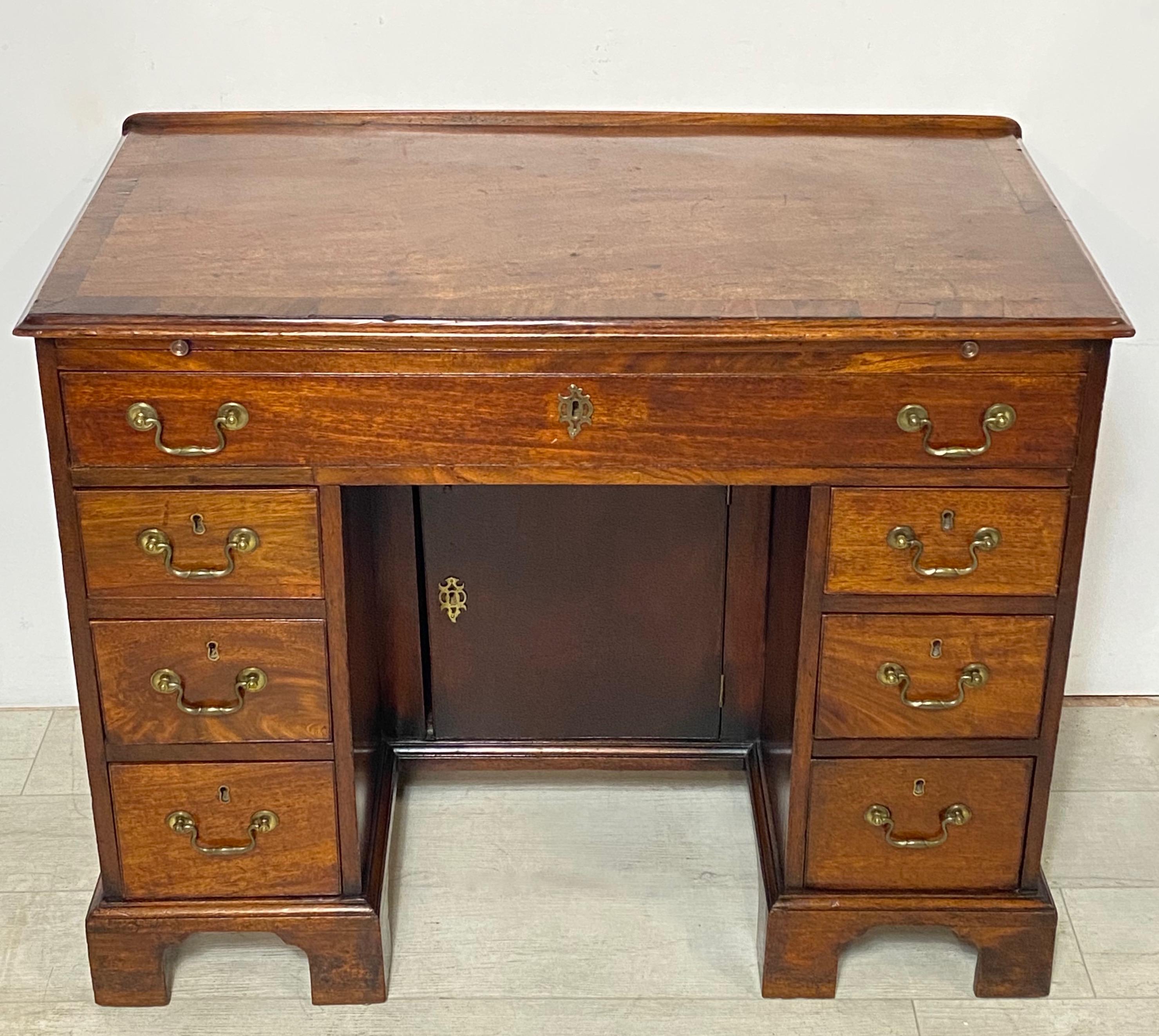 Georgian Mahogany Kneehole Desk, English Late 18th / Early 19th Century In Good Condition In San Francisco, CA