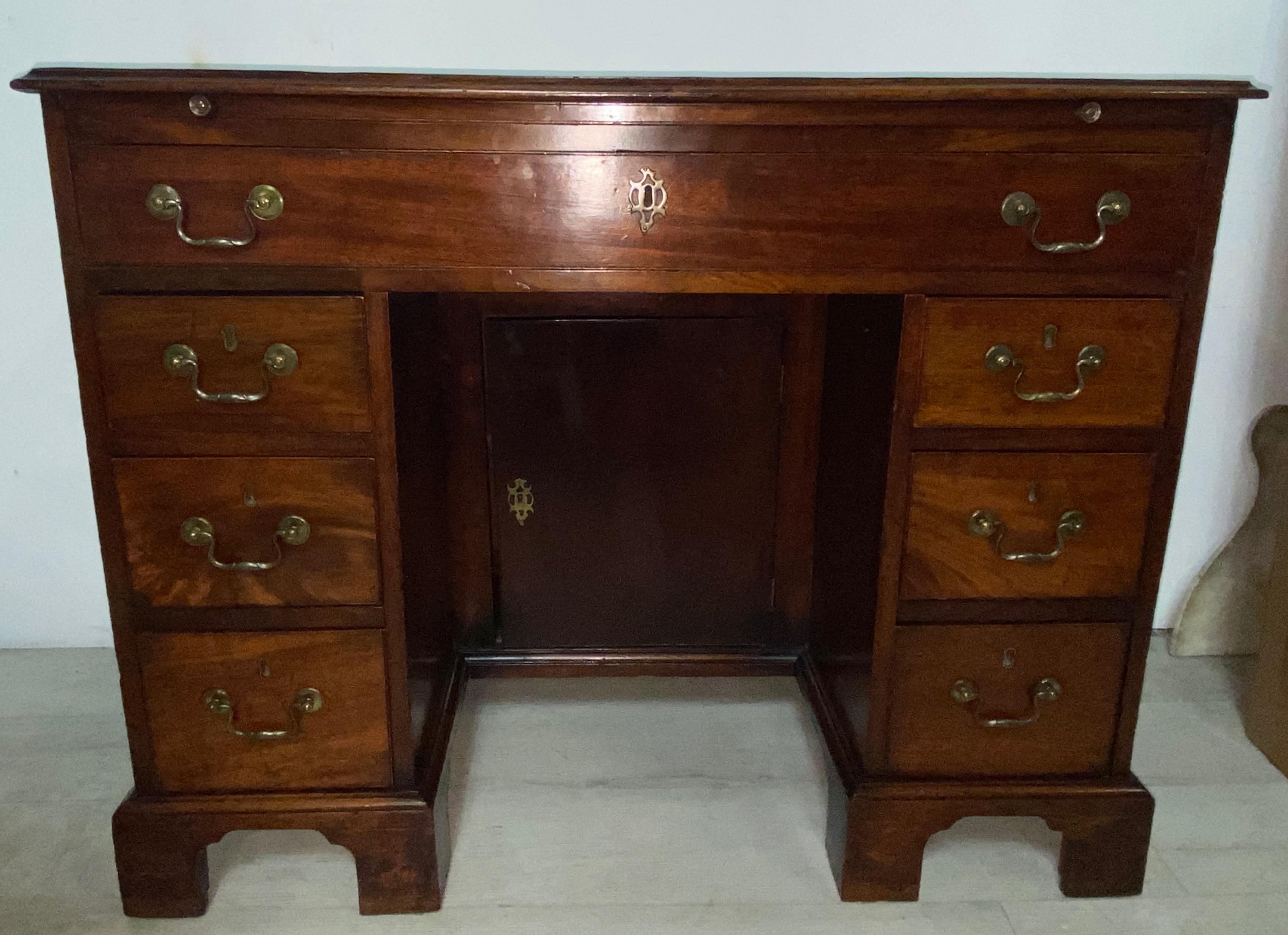 Georgian Mahogany Kneehole Desk, English Late 18th / Early 19th Century 1