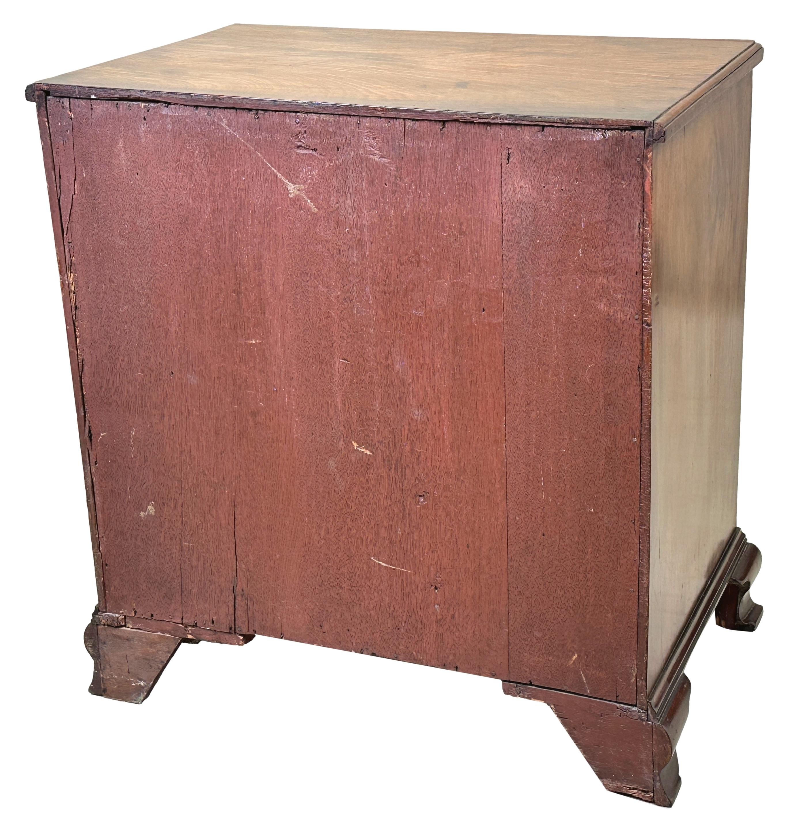 Georgian Mahogany Kneehole Desk For Sale 4