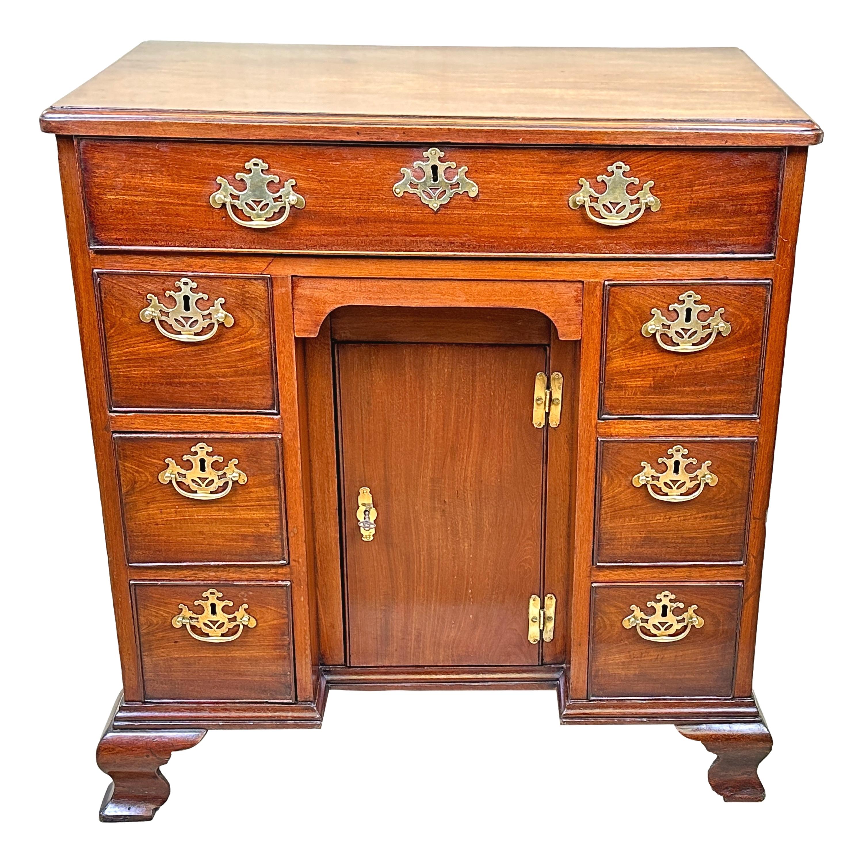 Georgian Mahogany Kneehole Desk For Sale 6