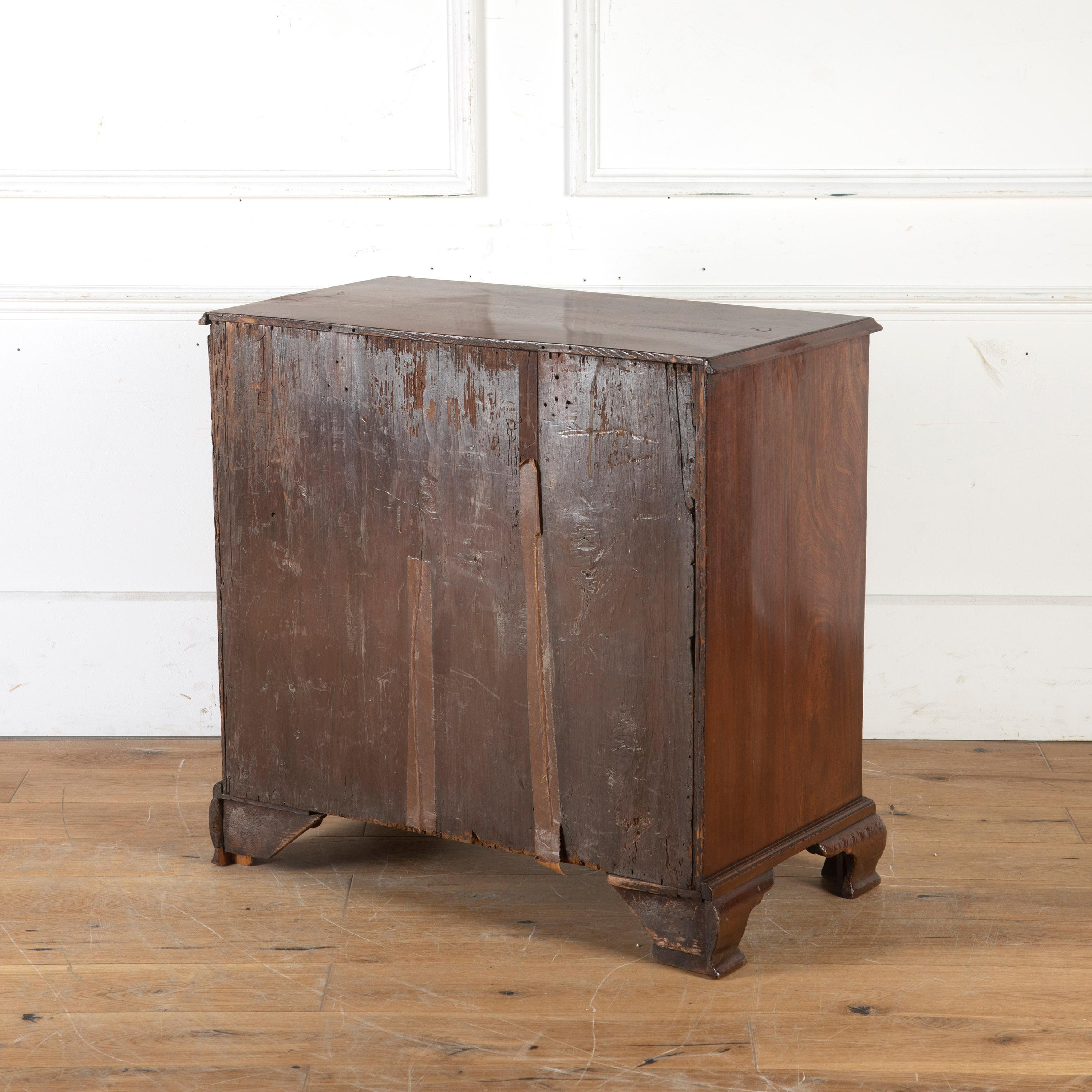Fine quality George III period mahogany kneehole desk or dressing table. 

This charming desk has a moulded edge above one long drawer. Three small drawers sit to each side of a recessed central cupboard, which has a shaped inset panel. There is
