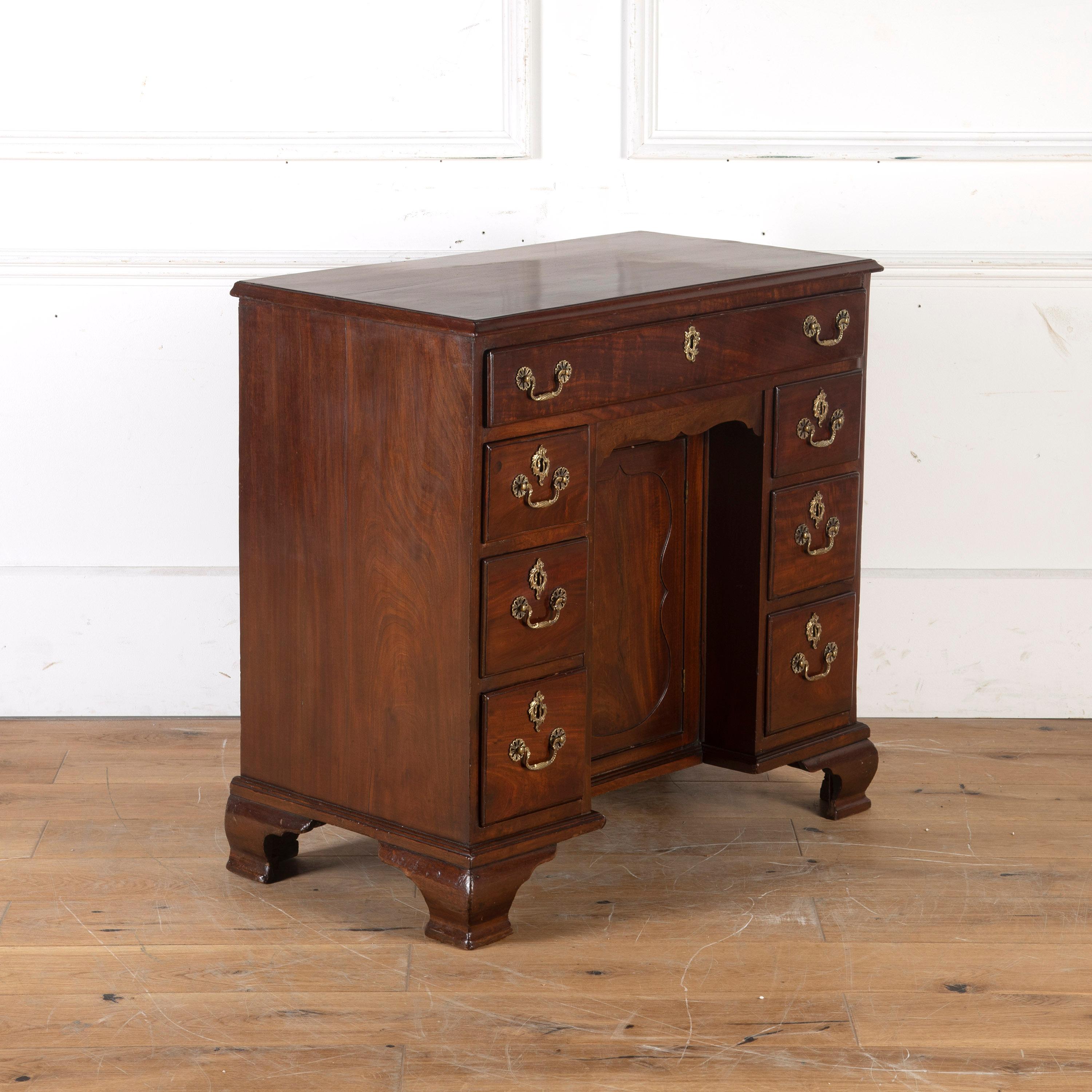 Georgian Mahogany Kneehole Desk In Good Condition In Gloucestershire, GB