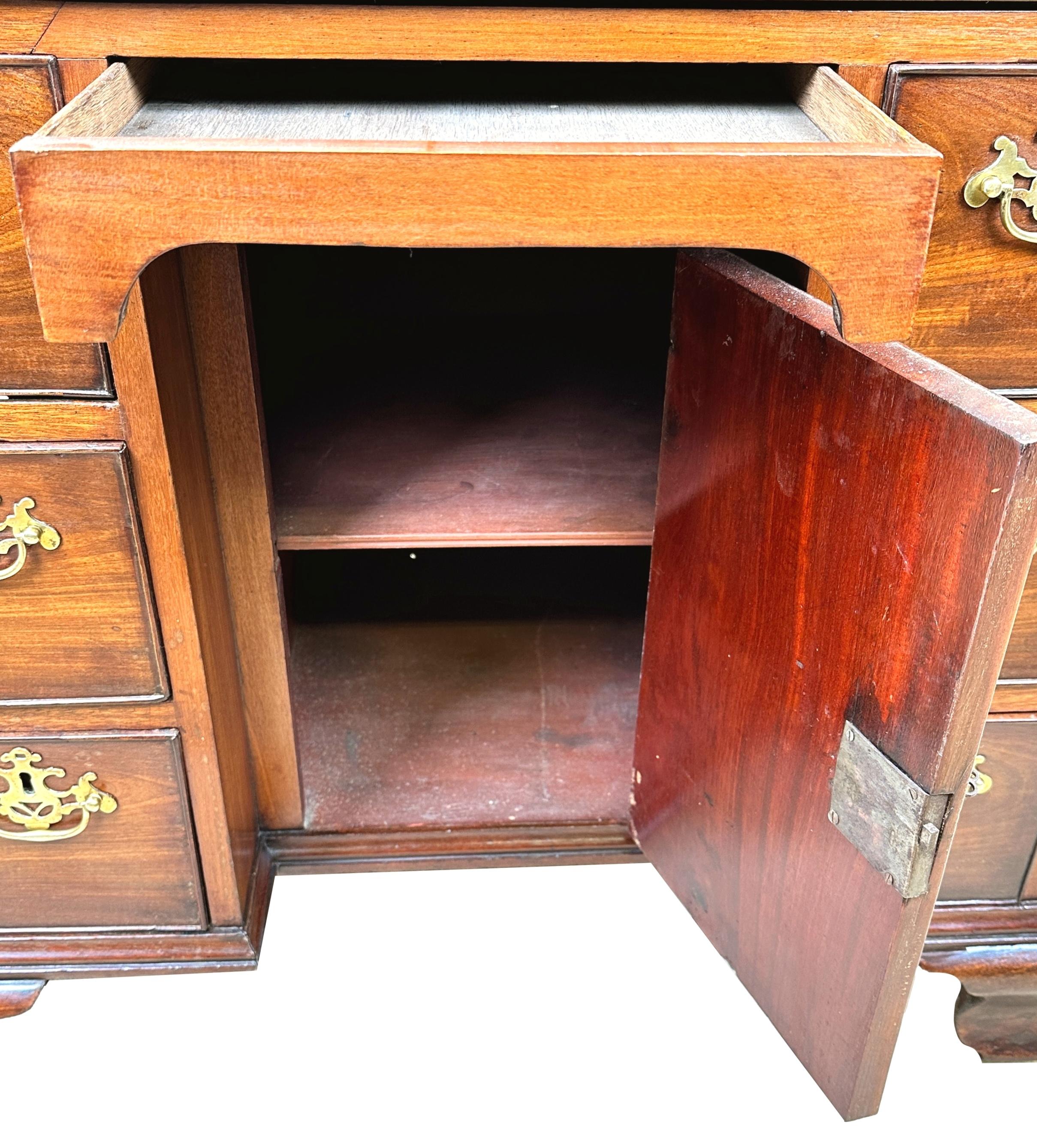 Georgian Mahogany Kneehole Desk For Sale 3