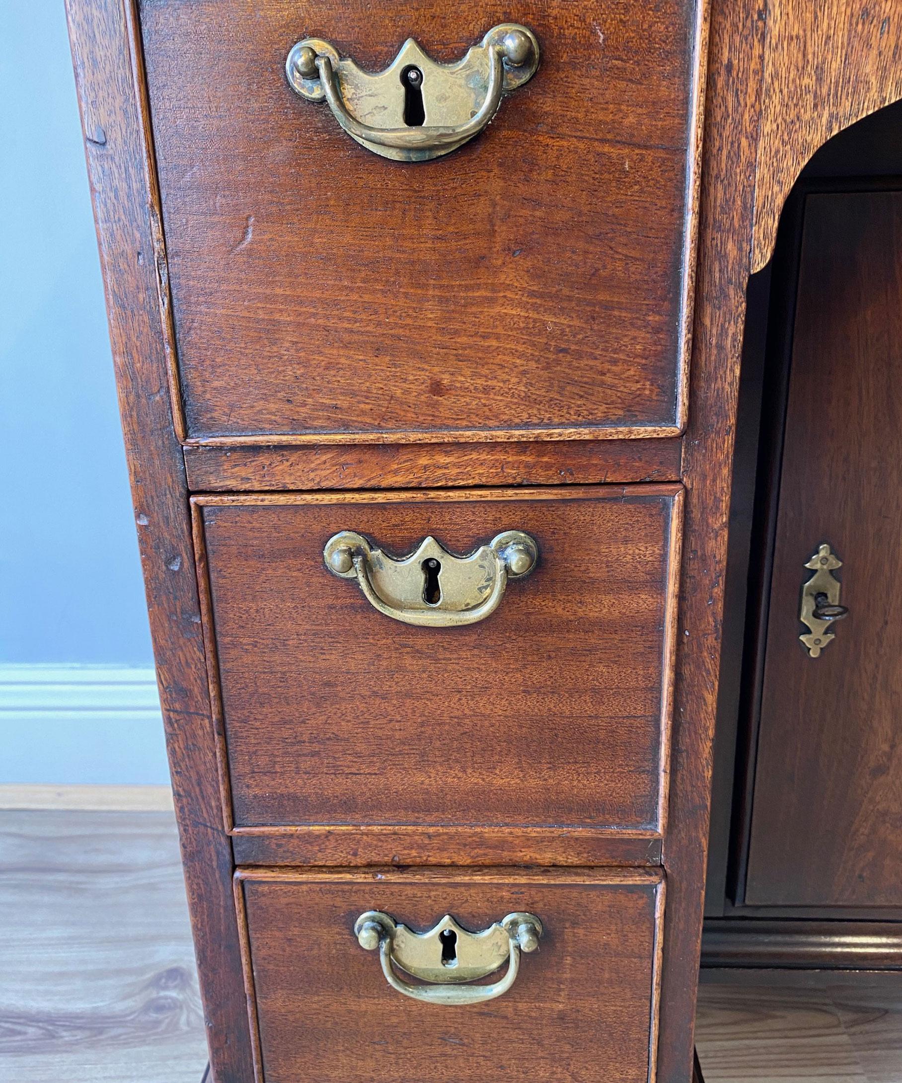 Georgian Mahogany Kneehole Desk with Maker's Label In Good Condition For Sale In London, GB