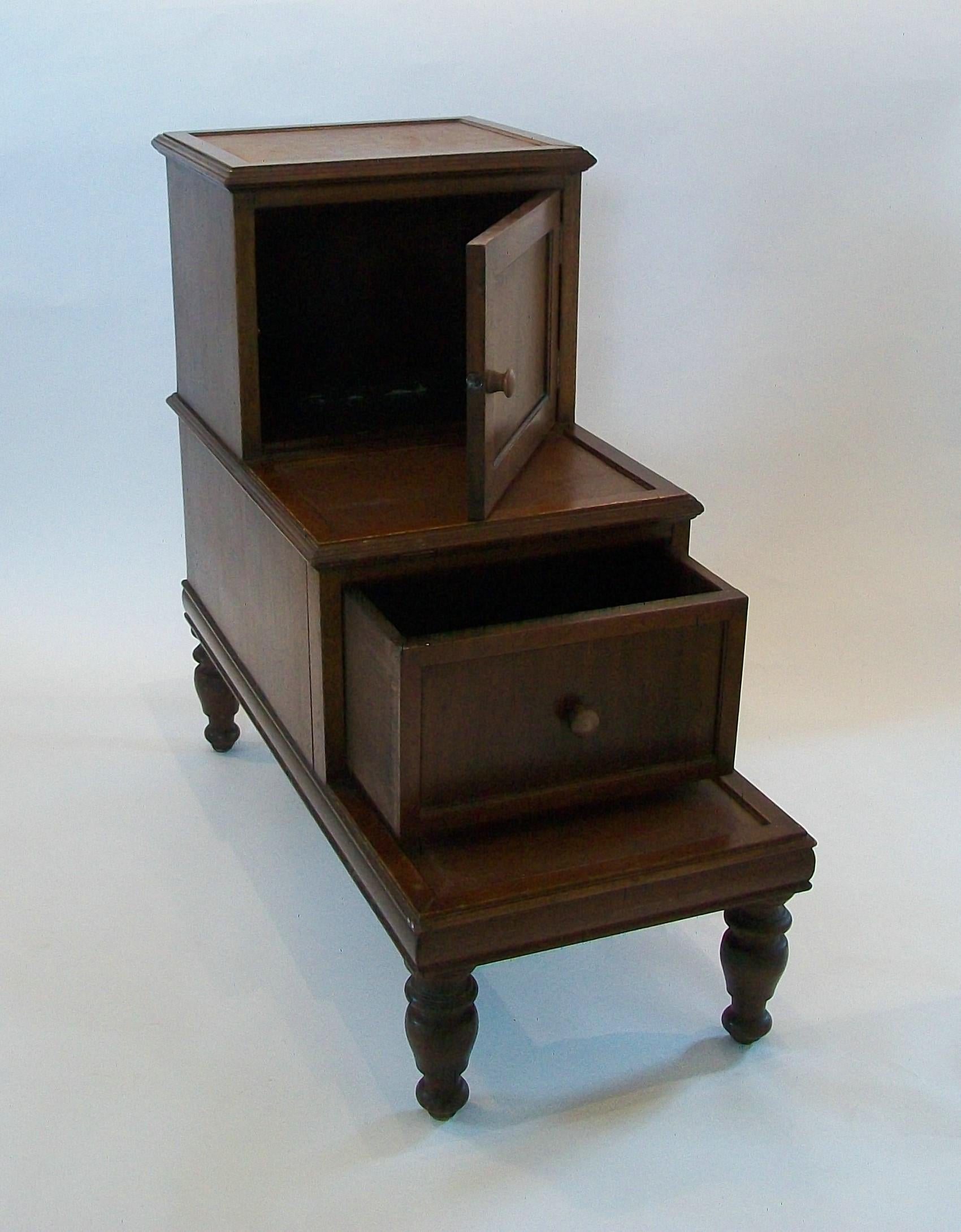 Steps de bibliothèque géorgiens en bois dur et cuir, Royaume-Uni, début du 19e siècle Bon état - En vente à Chatham, ON