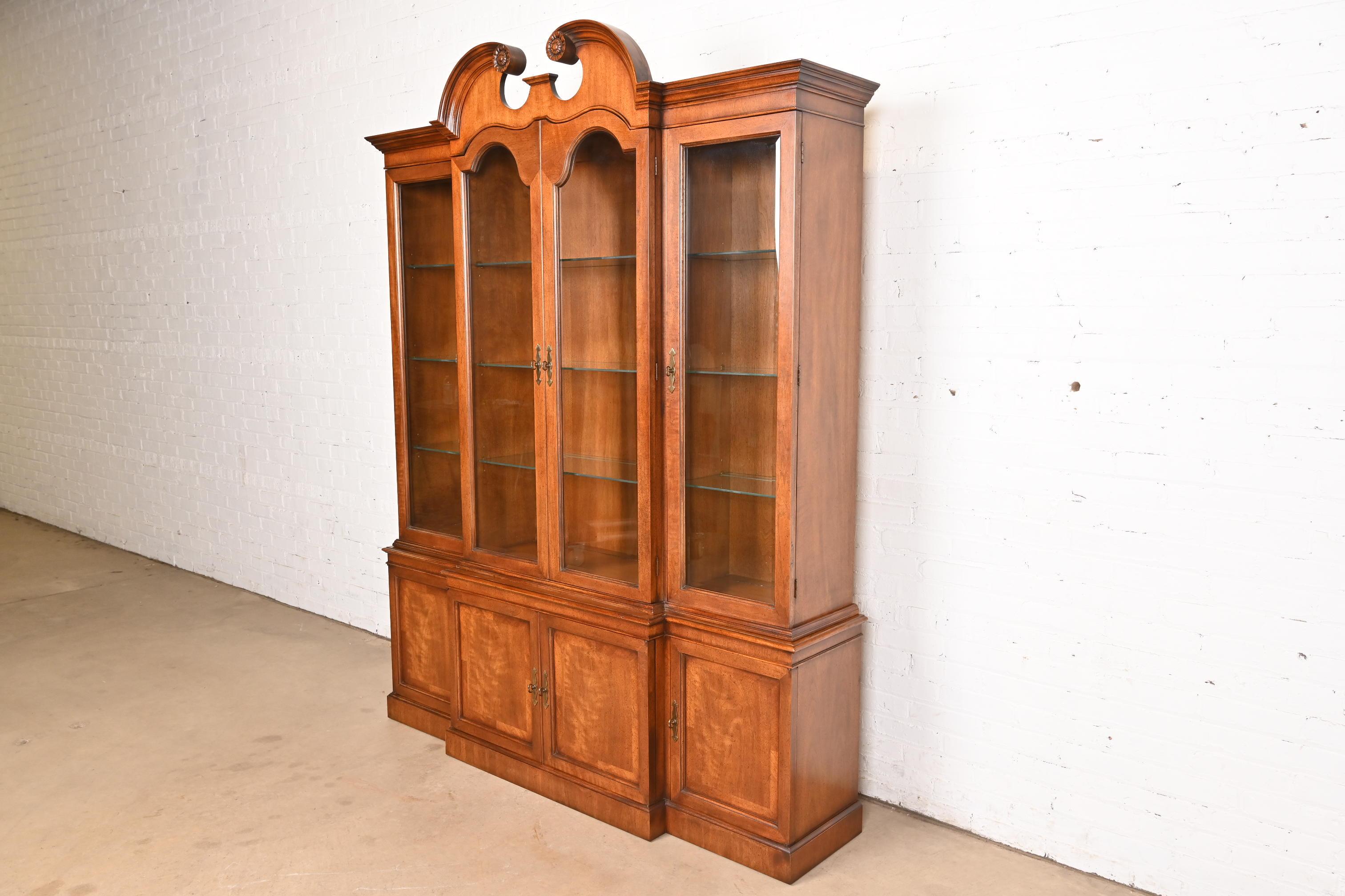Georgian Mahogany Lighted Breakfront Bookcase Cabinet by Mount Airy Furniture In Good Condition For Sale In South Bend, IN