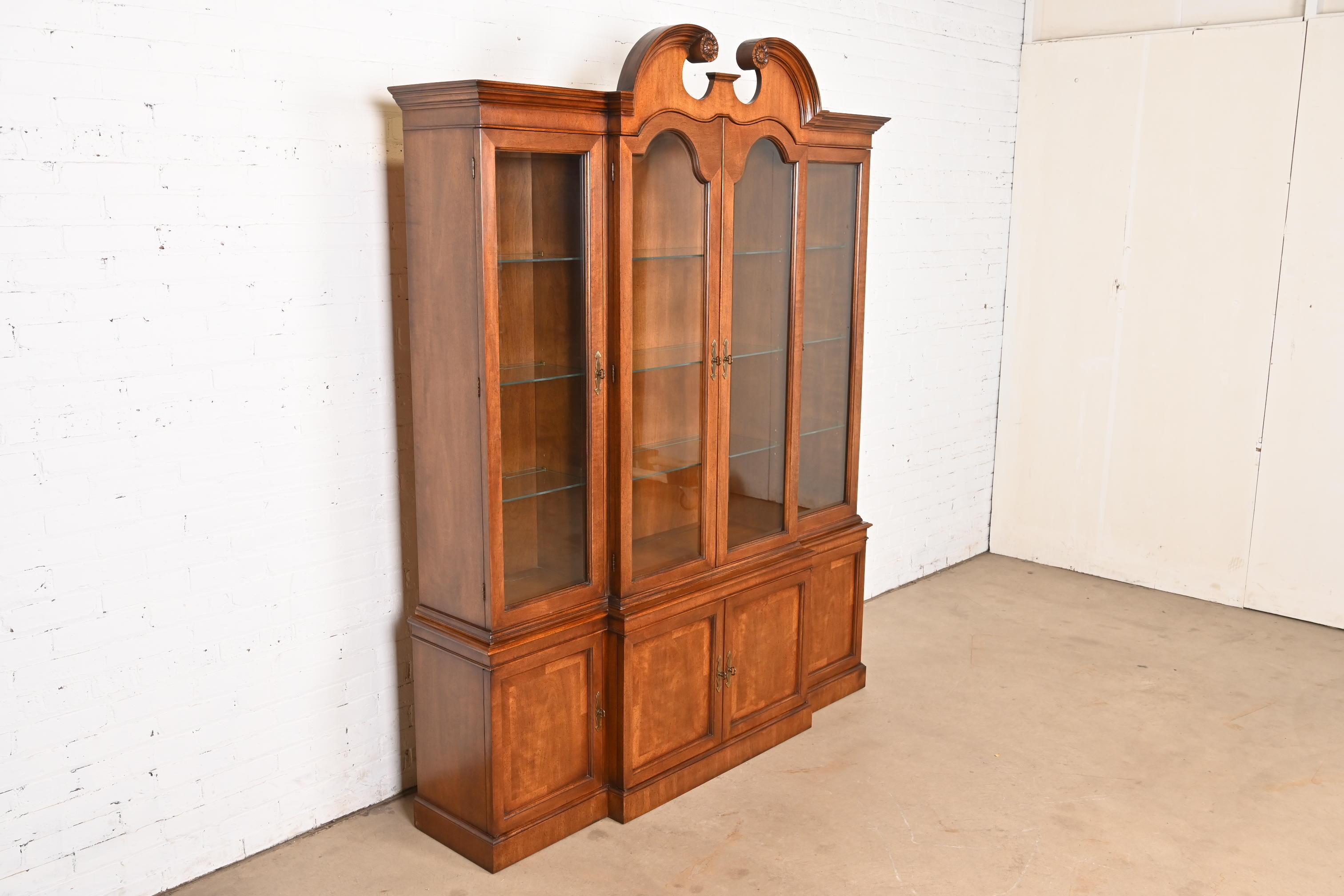 Late 20th Century Georgian Mahogany Lighted Breakfront Bookcase Cabinet by Mount Airy Furniture For Sale