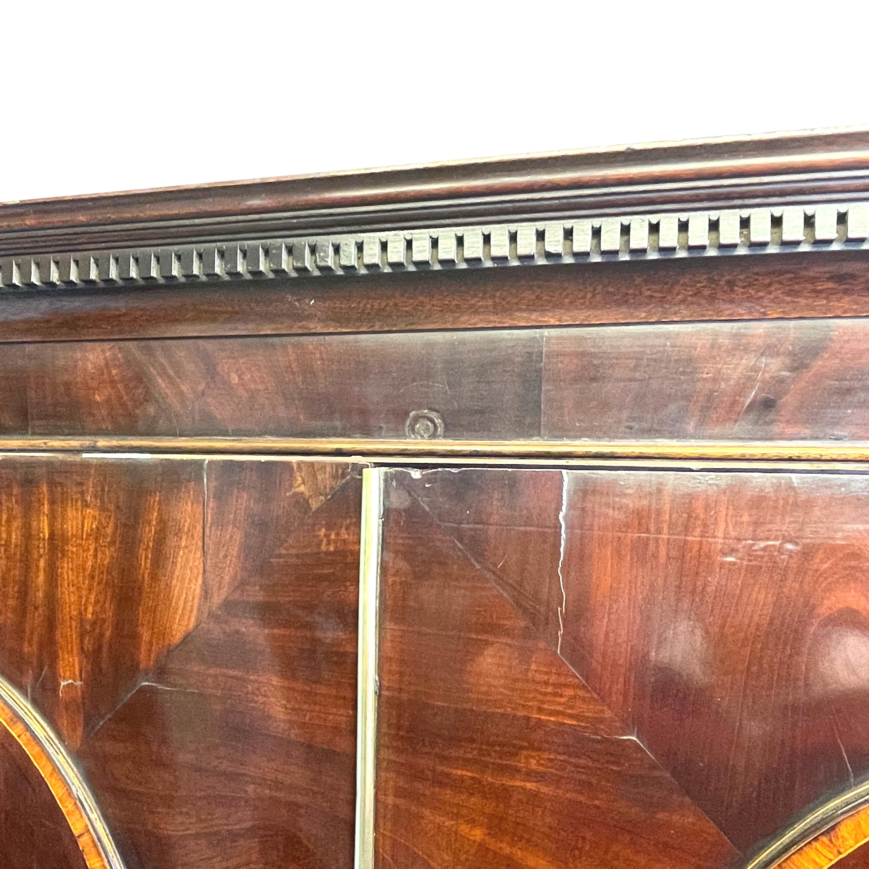 A very good quality 18th century George III period
Mahogany linen press with dentil cornice and
Superbly figured pair of oval panelled doors with
Satinwood crossbanded decoration enclosing hanging
Rail over two short & two long drawers with